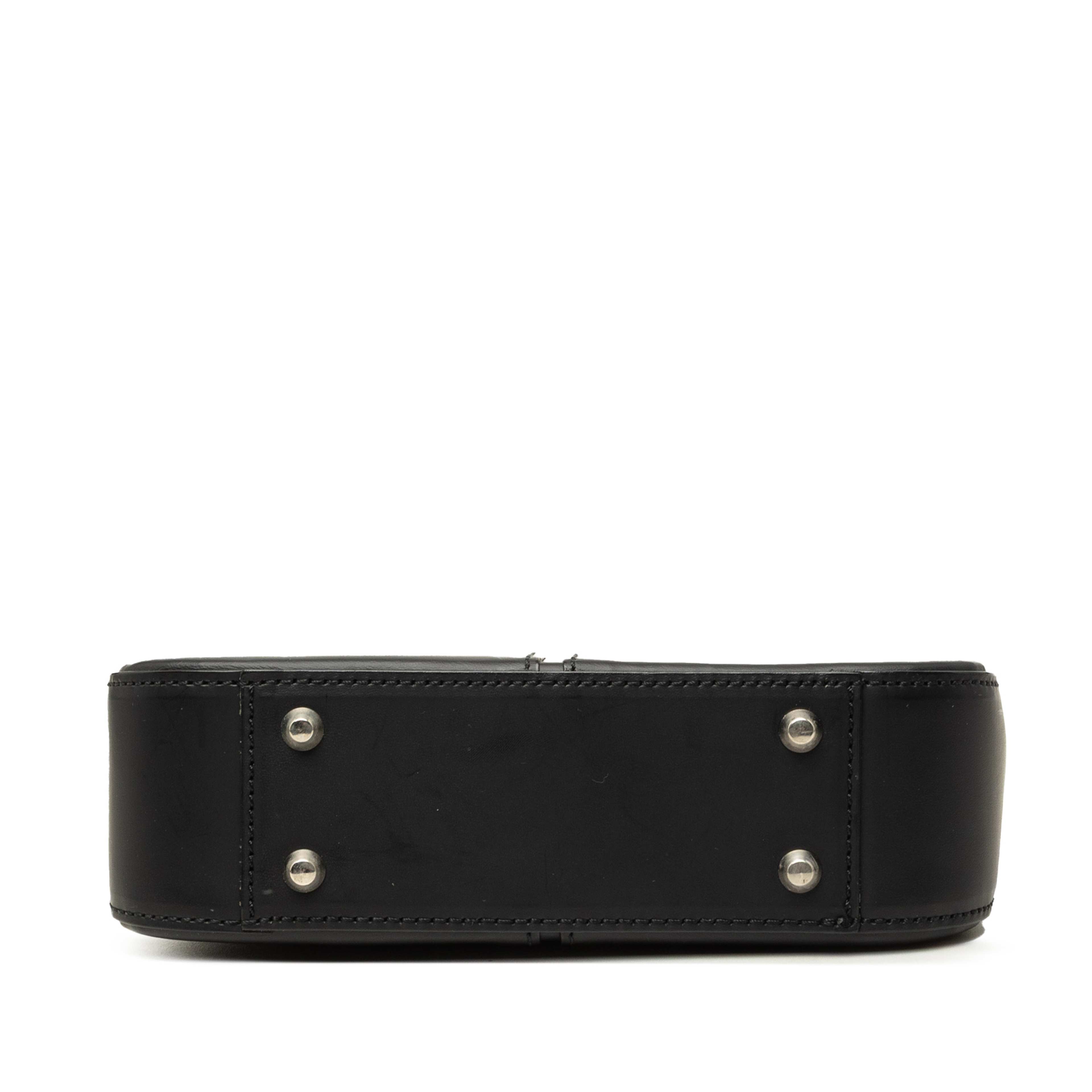 Burberry Leather Shoulder Bag, från Luxclusif, i färgen svart. Klicka för att öppna bilden i stort format