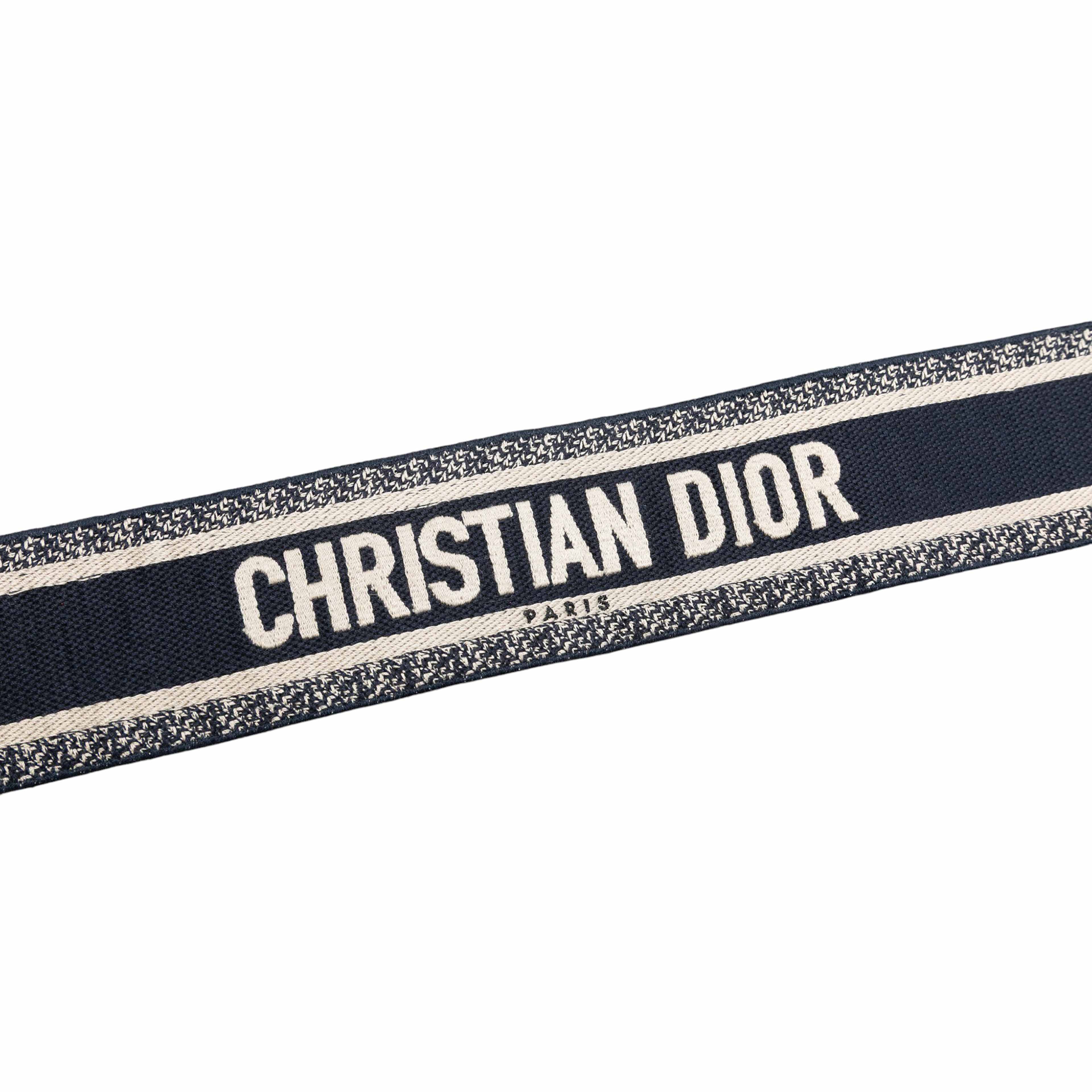 Dior Embroidered Canvas Logo Shoulder Strap, från Luxclusif, i färgen navy. Klicka för att öppna bilden i stort format