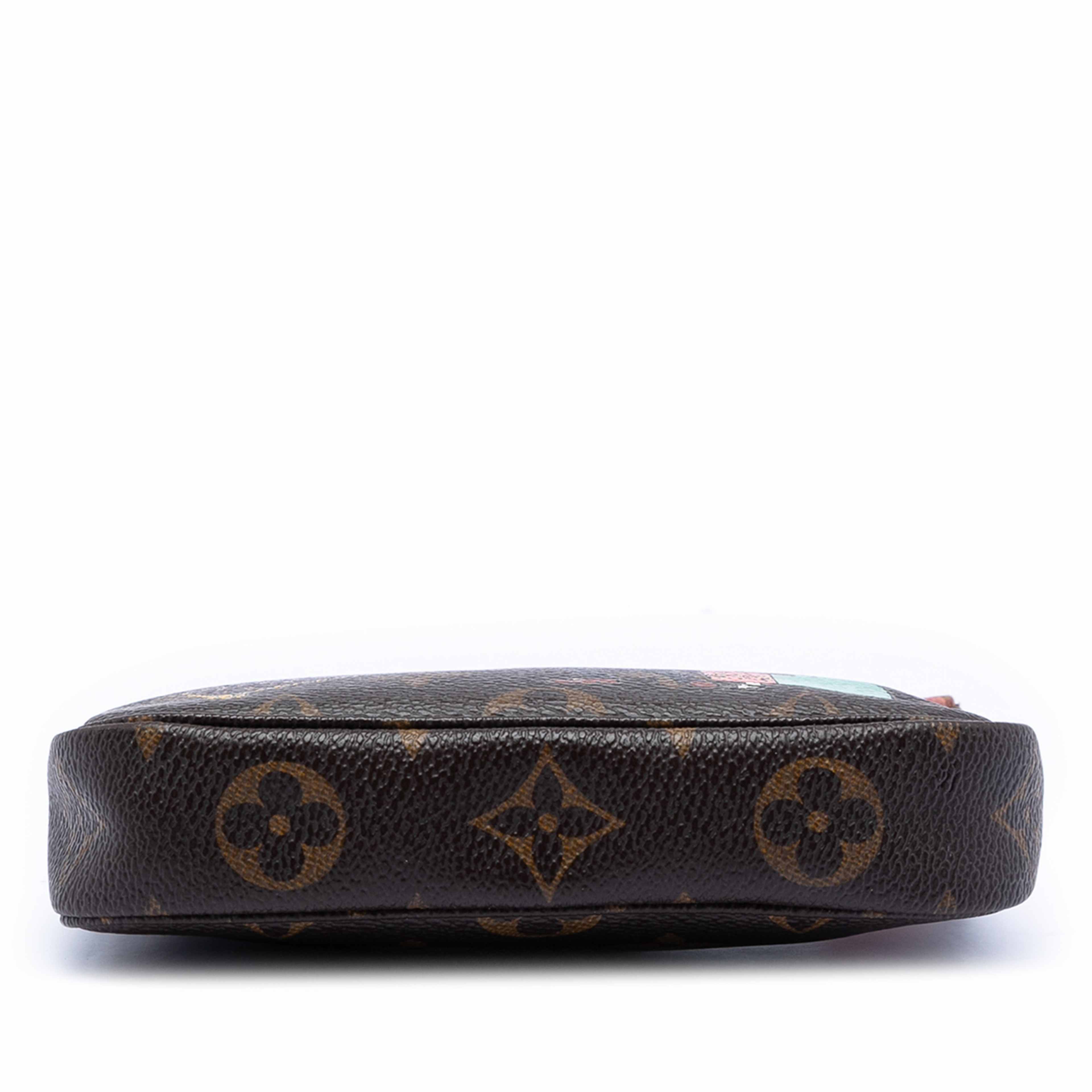 Louis Vuitton Monogram Illustre Mini Pochette Accessories, från Luxclusif, i färgen brown. Klicka för att öppna bilden i stort format