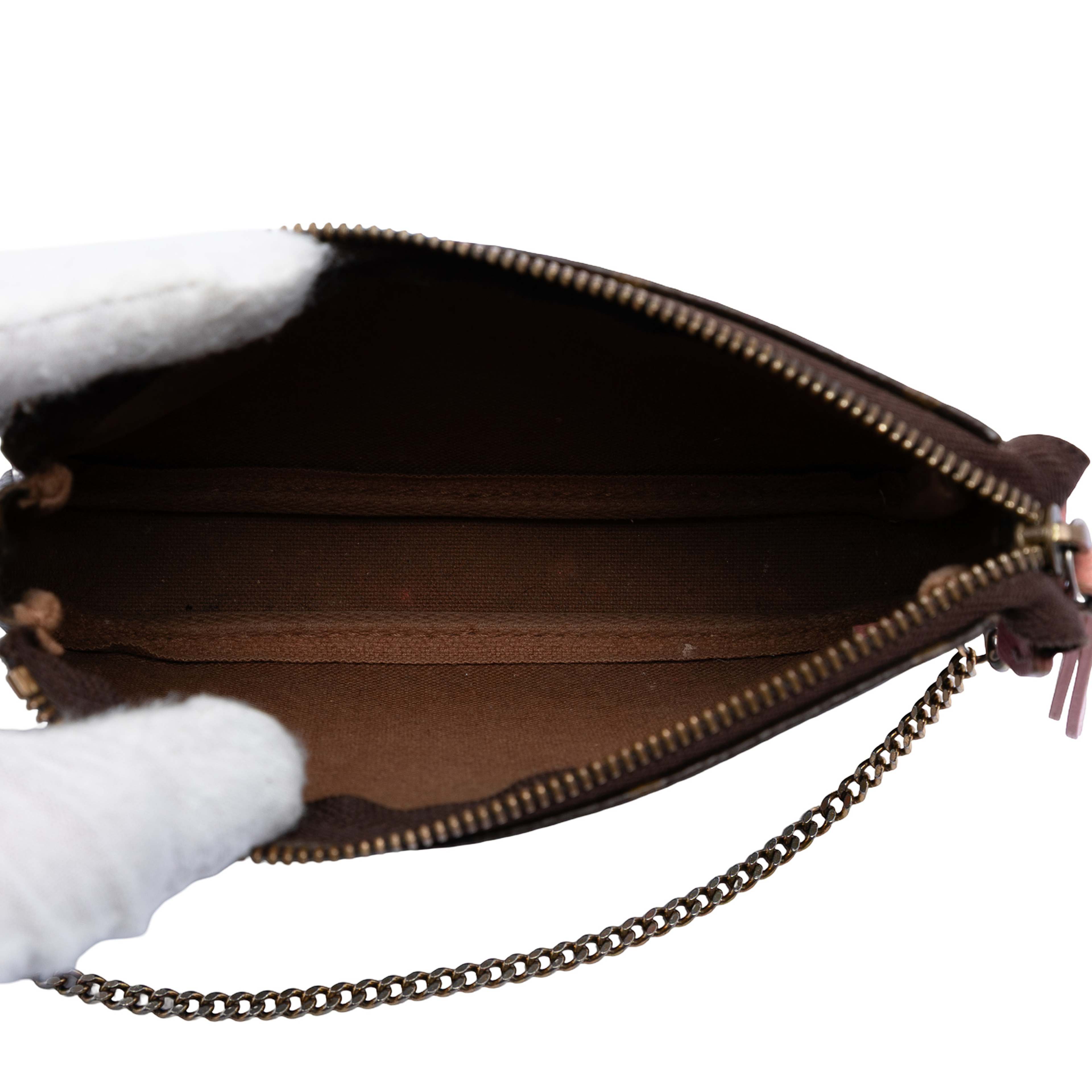 Louis Vuitton Monogram Illustre Mini Pochette Accessories, från Luxclusif, i färgen brown. Klicka för att öppna bilden i stort format