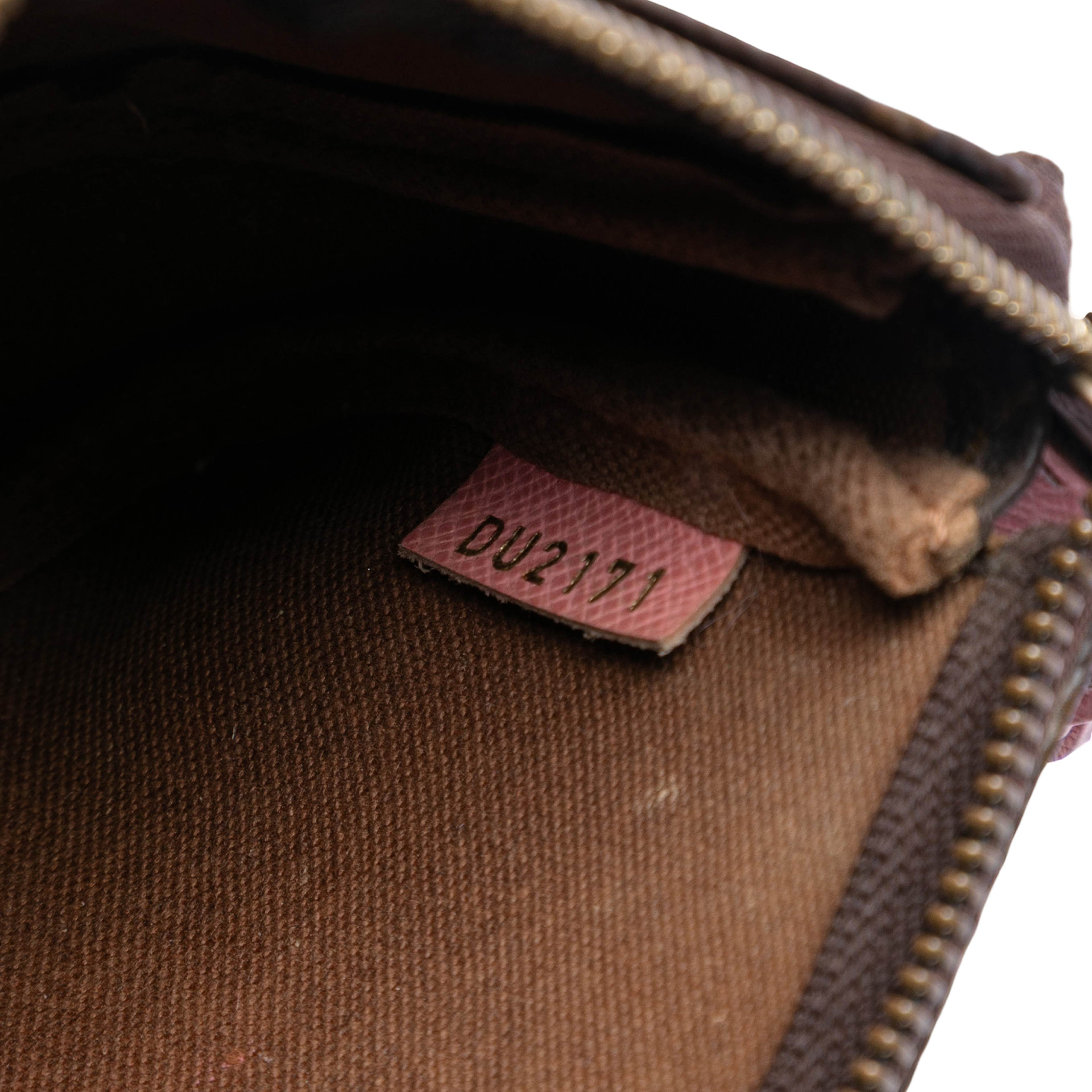 Louis Vuitton Monogram Illustre Mini Pochette Accessories, från Luxclusif, i färgen brown. Klicka för att öppna bilden i stort format