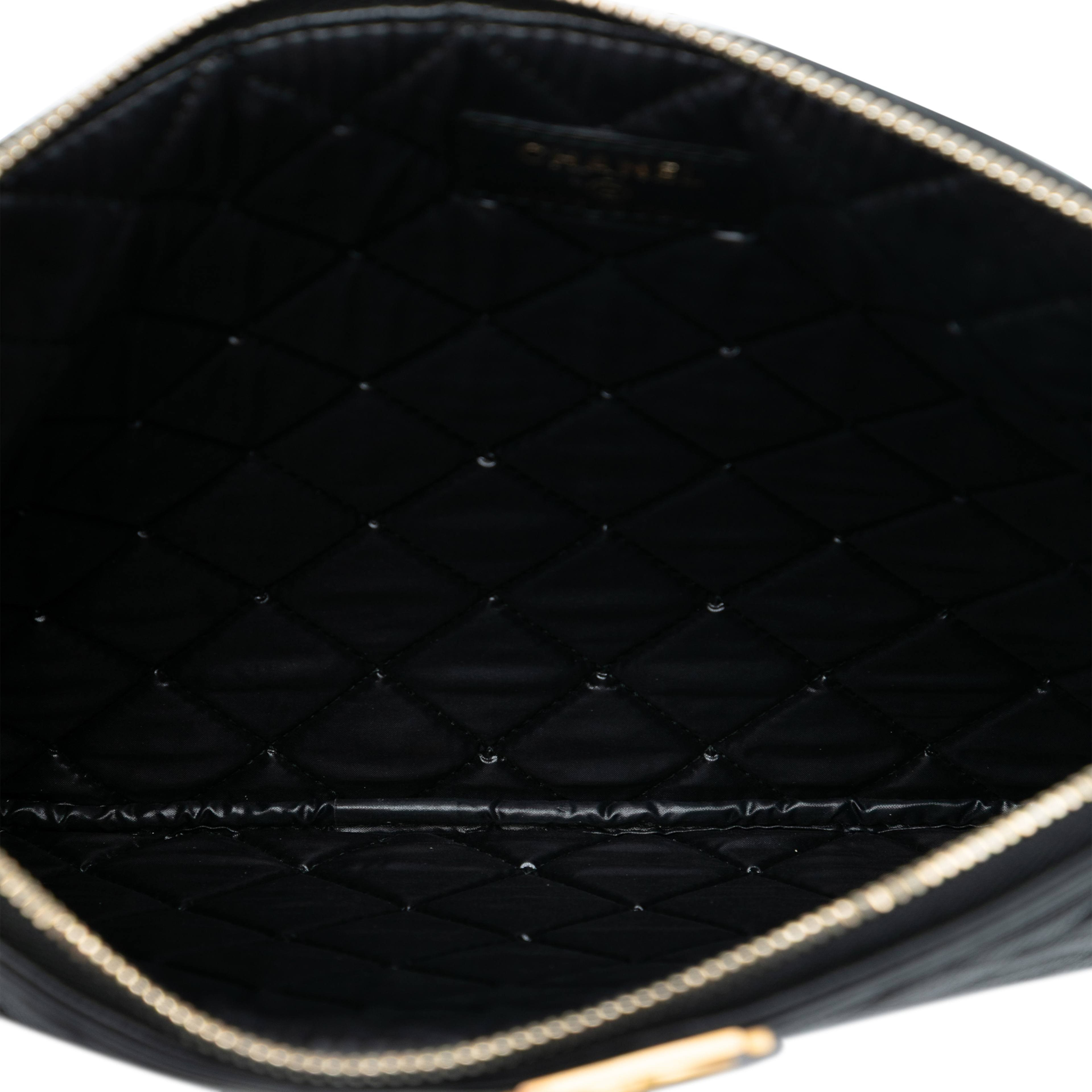 Chanel Medium Quilted Caviar Boy O Case Clutch, från Luxclusif, i färgen black. Klicka för att öppna bilden i stort format