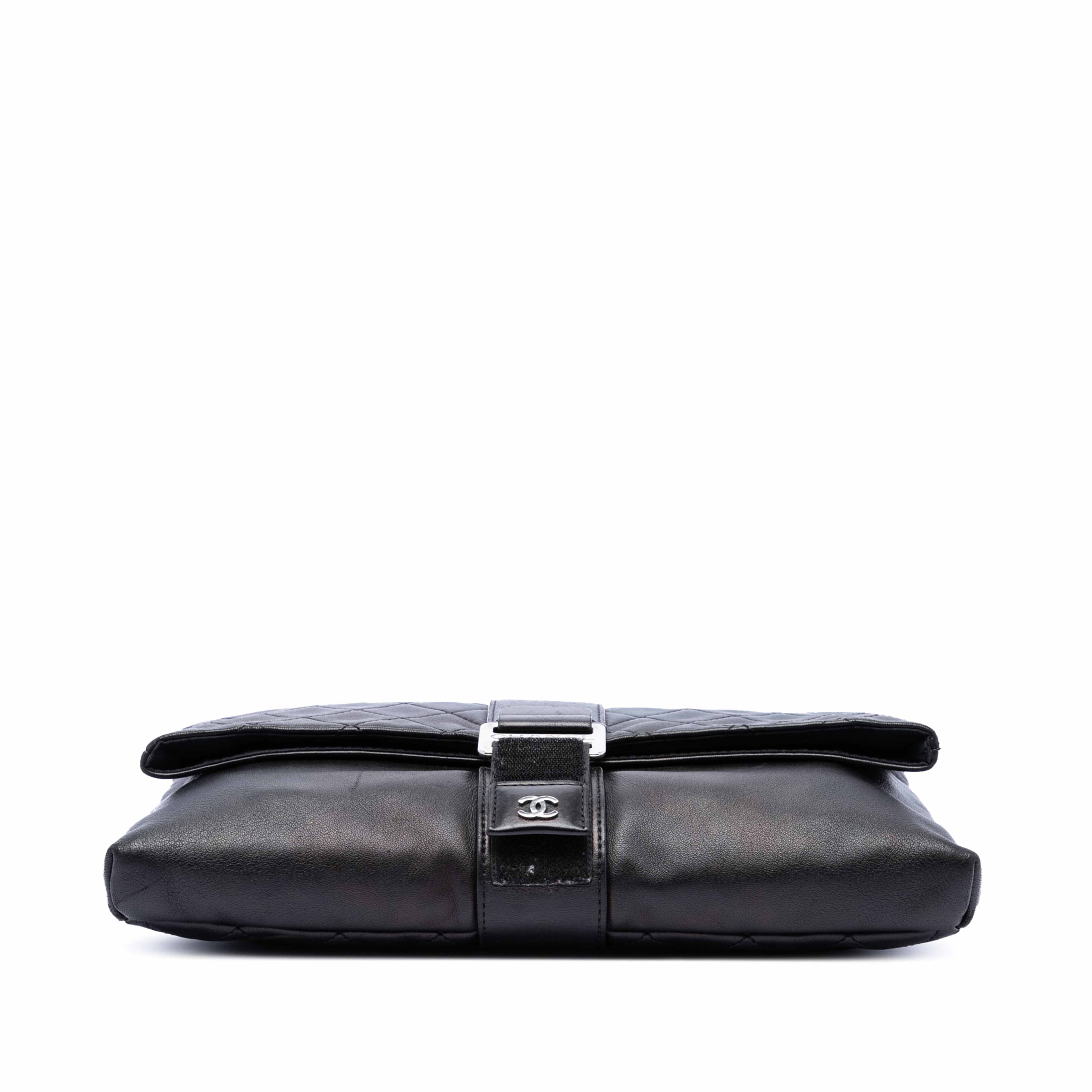 Chanel Quilted Lambskin Grip Clutch, från Luxclusif, i färgen svart. Klicka för att öppna bilden i stort format