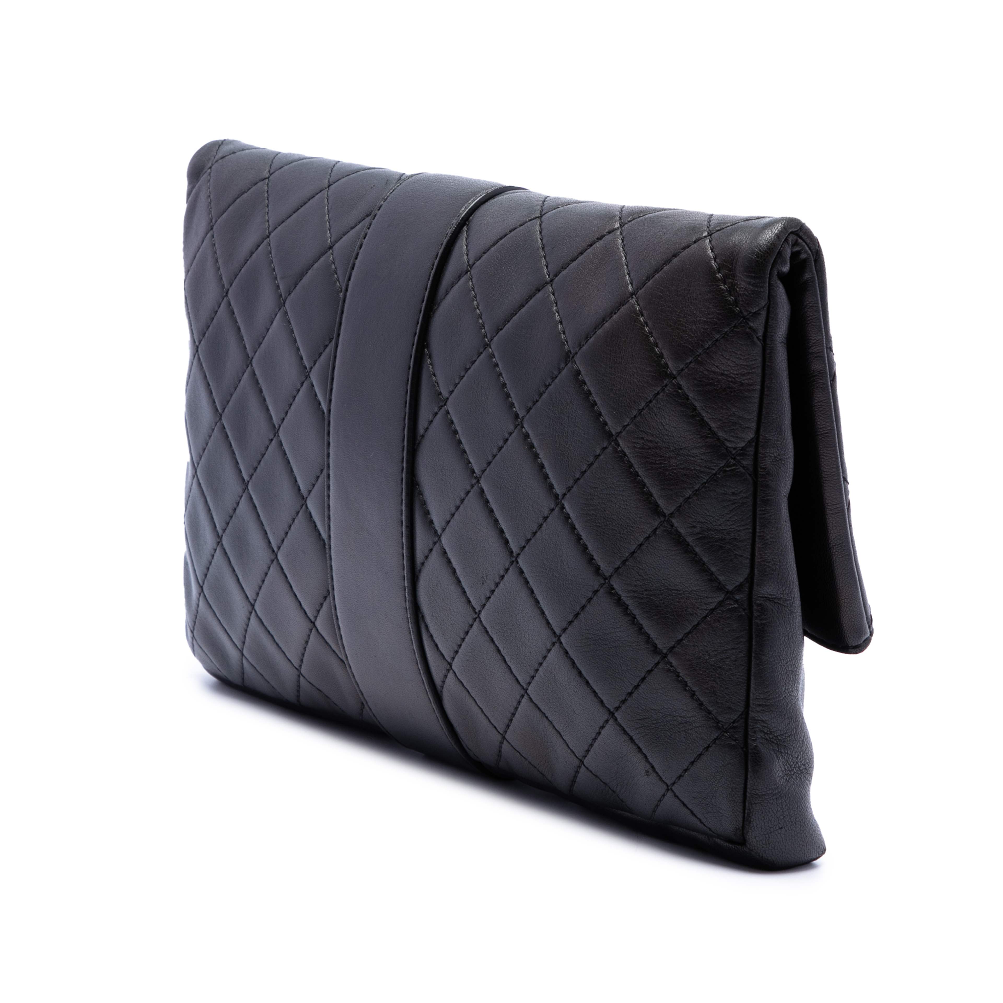 Chanel Quilted Lambskin Grip Clutch, från Luxclusif, i färgen svart. Klicka för att öppna bilden i stort format