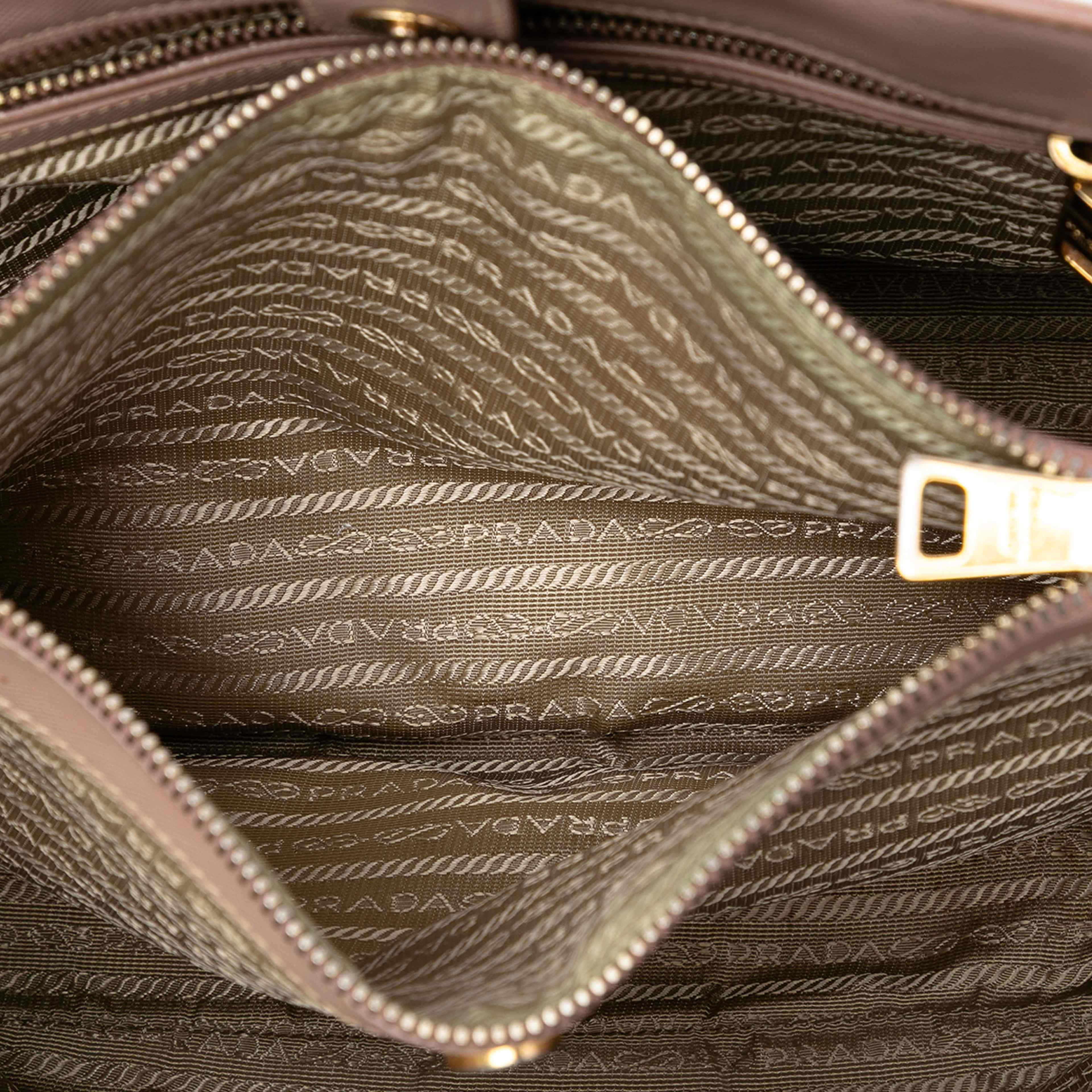 Prada Medium Saffiano Lux Galleria Satchel, från Luxclusif, i färgen beige. Klicka för att öppna bilden i stort format