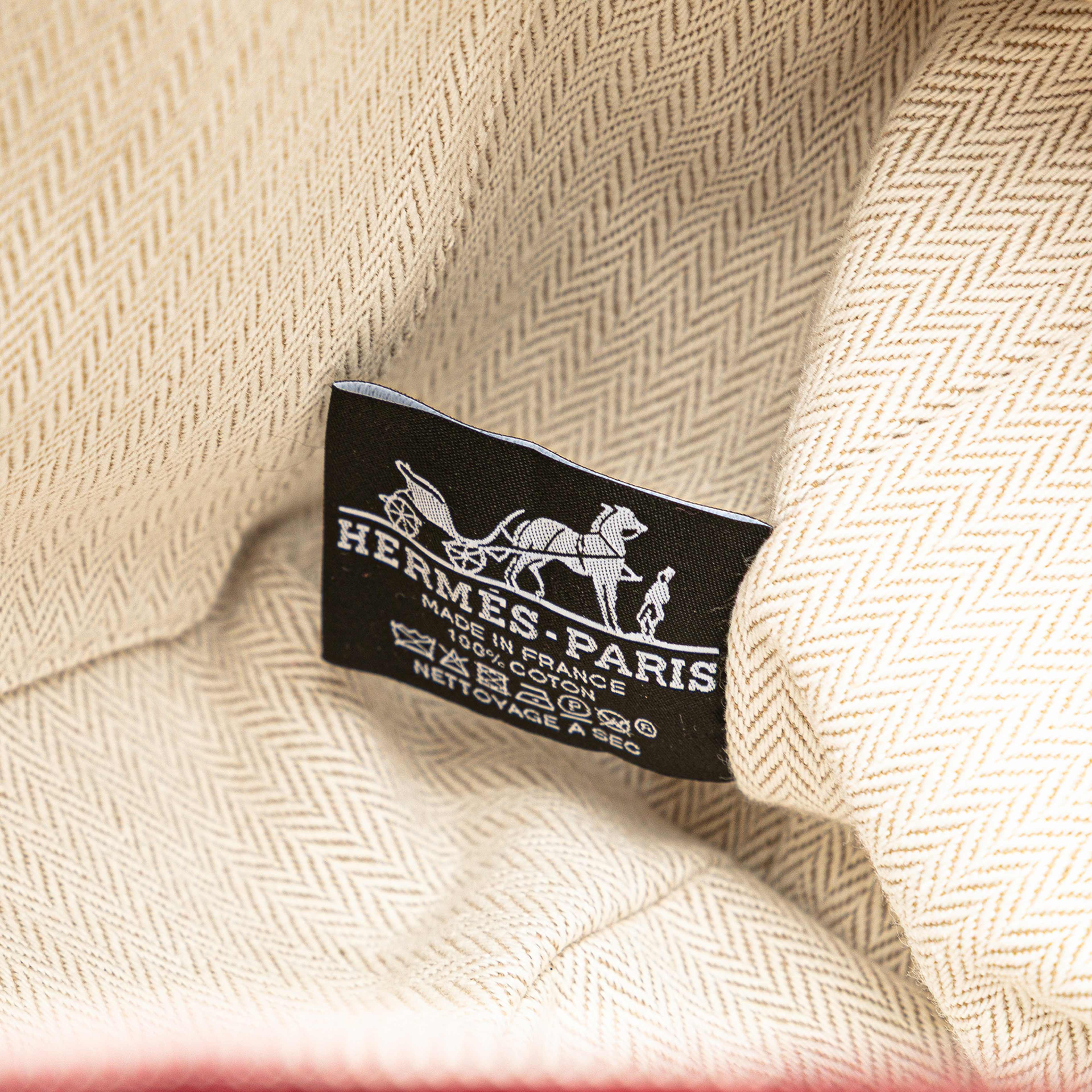 Hermès Small Canvas Bride A Brac, från Luxclusif, i färgen hot pink. Klicka för att öppna bilden i stort format