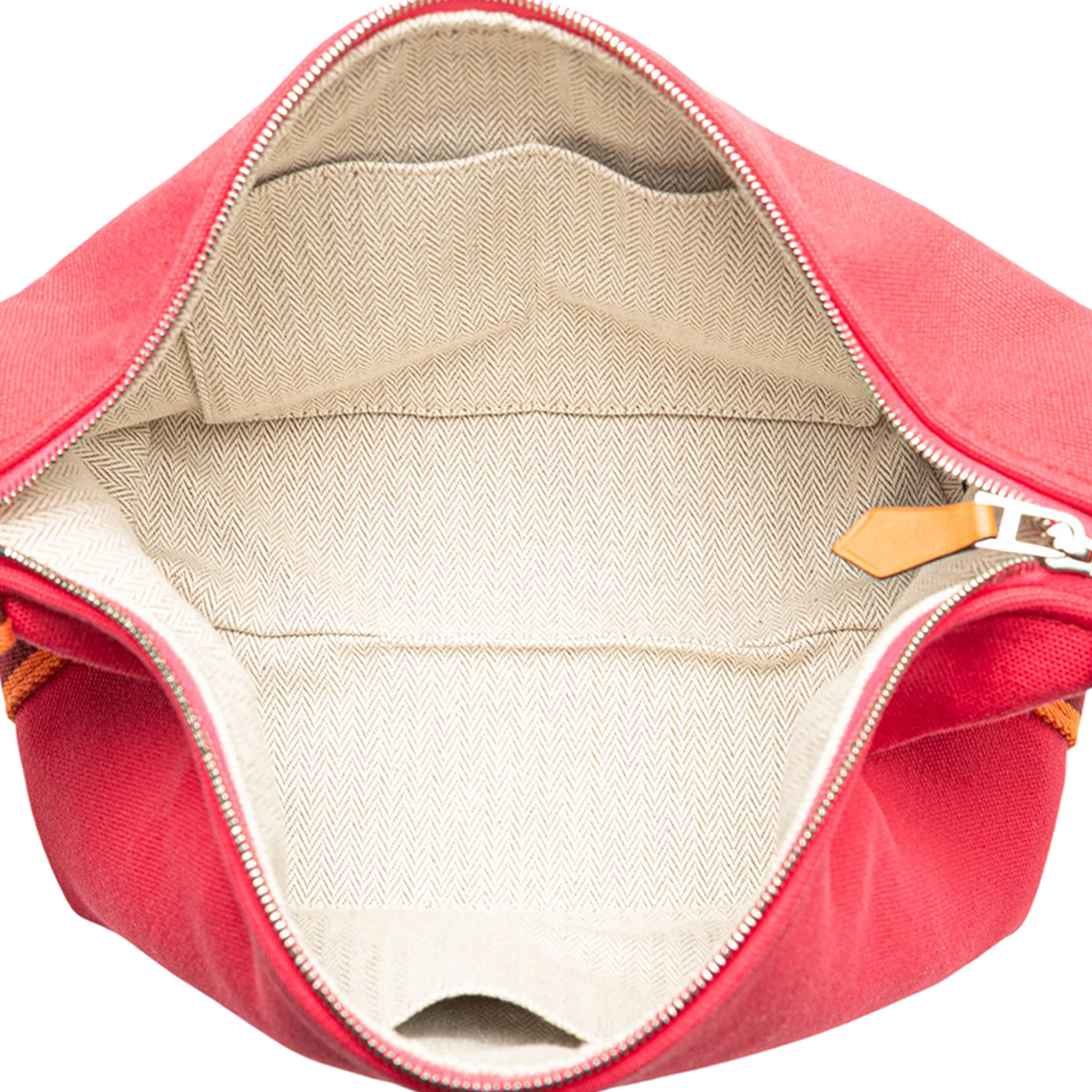 Hermès Small Canvas Bride A Brac, från Luxclusif, i färgen hot pink. Klicka för att öppna bilden i stort format