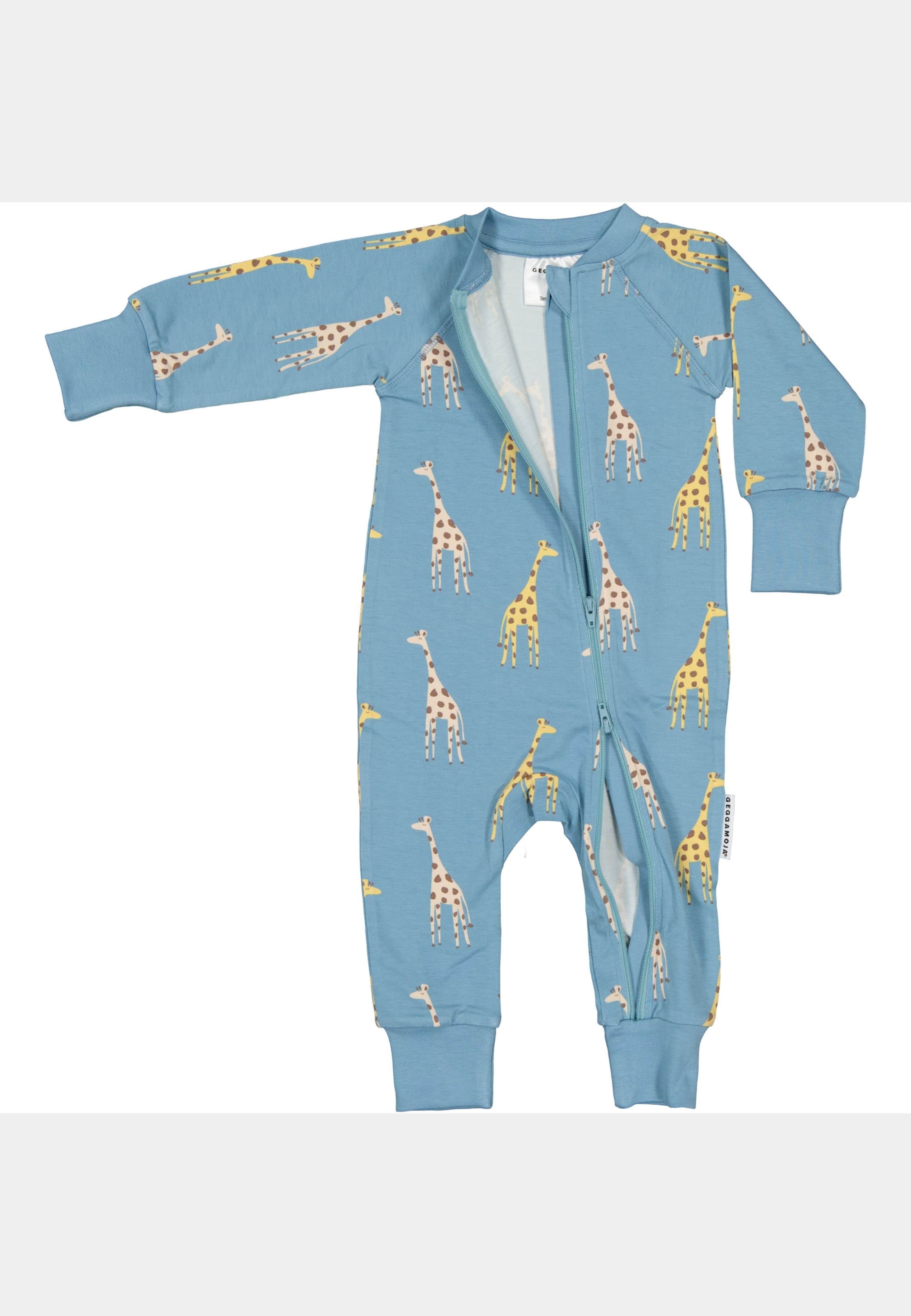 Heldräktspyjamas Bambu, från Geggamoja, i färgen blue giraffe. Klicka för att öppna bilden i stort format