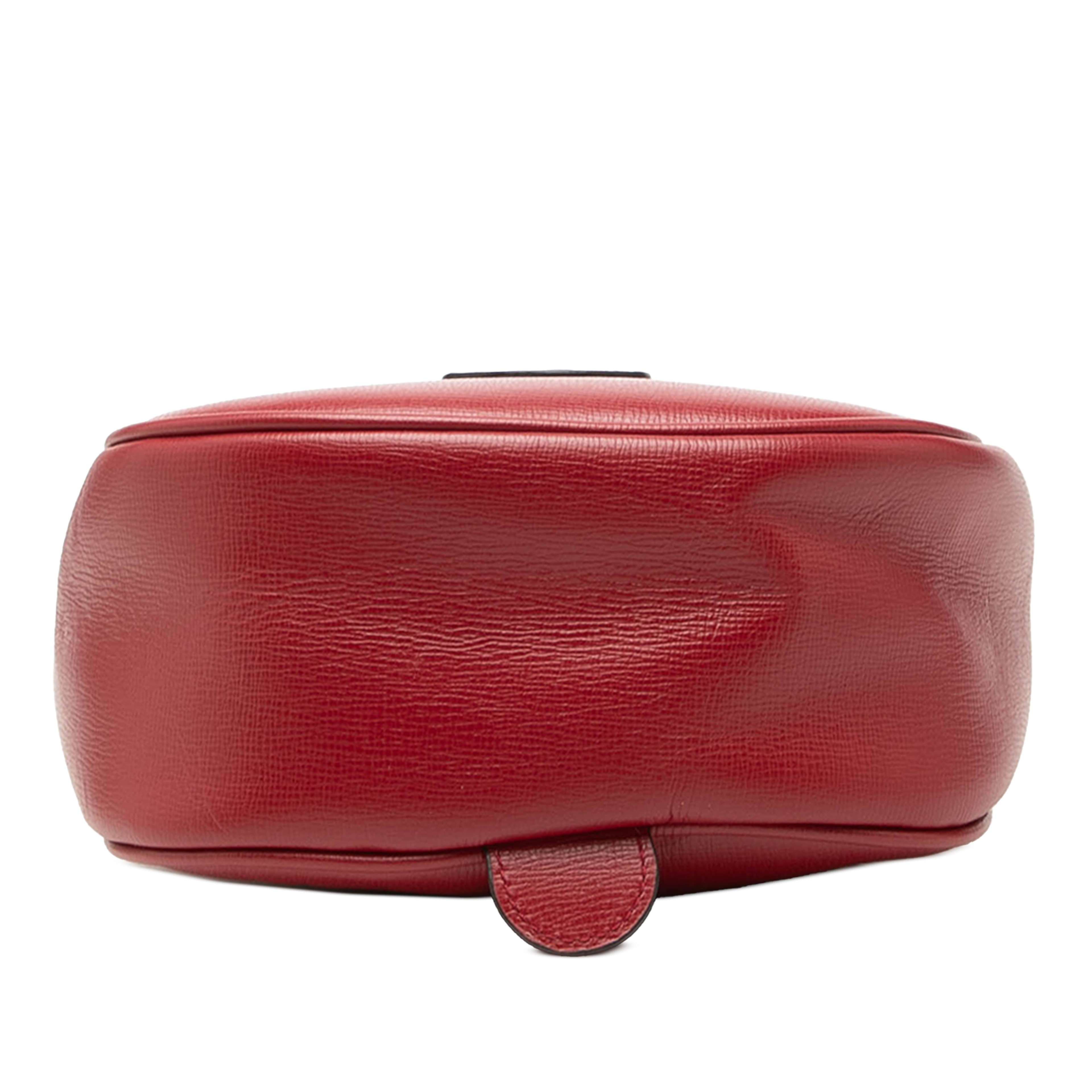 Gucci Calfskin Interlocking G Oval Clutch, från Luxclusif, i färgen röd. Klicka för att öppna bilden i stort format
