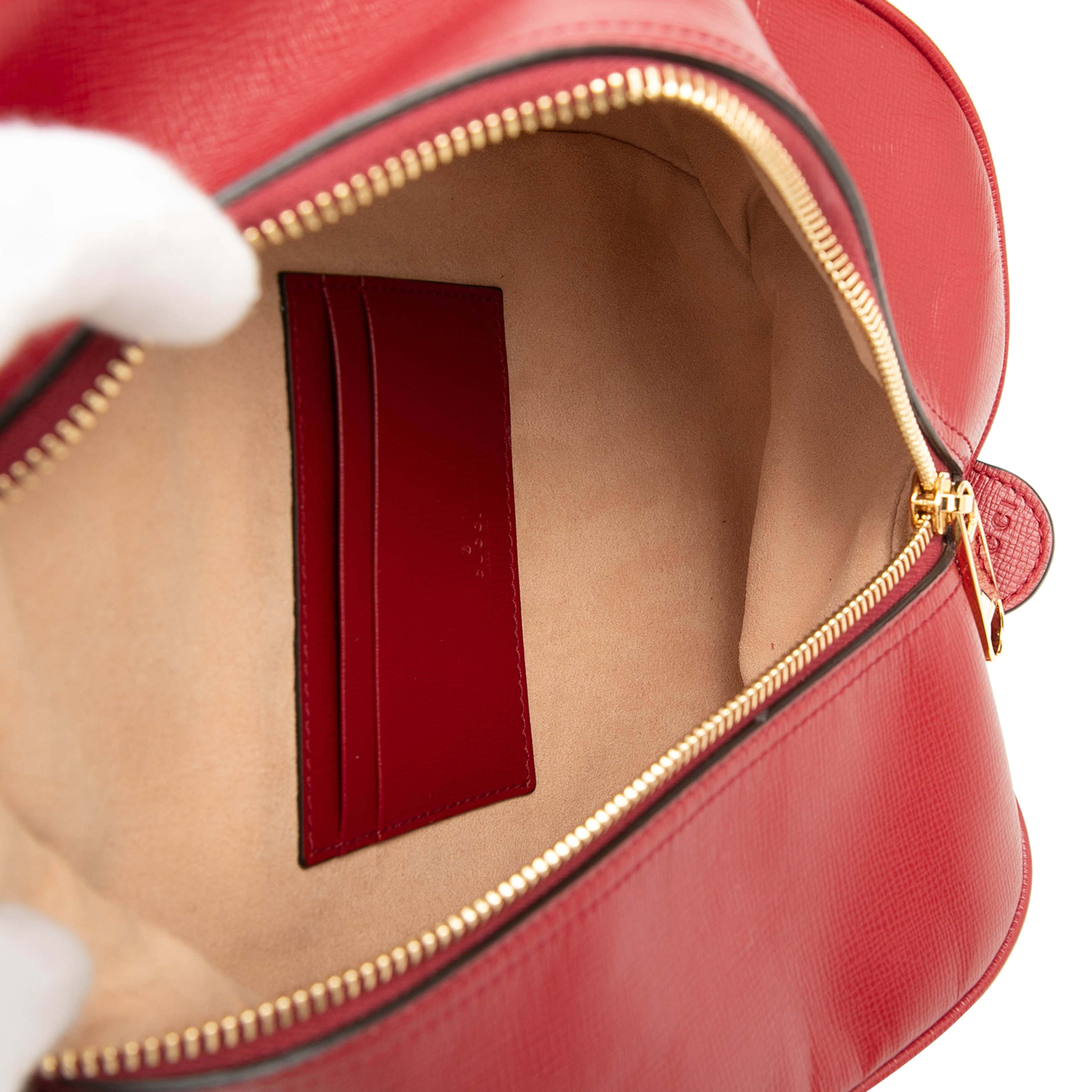 Gucci Calfskin Interlocking G Oval Clutch, från Luxclusif, i färgen röd. Klicka för att öppna bilden i stort format