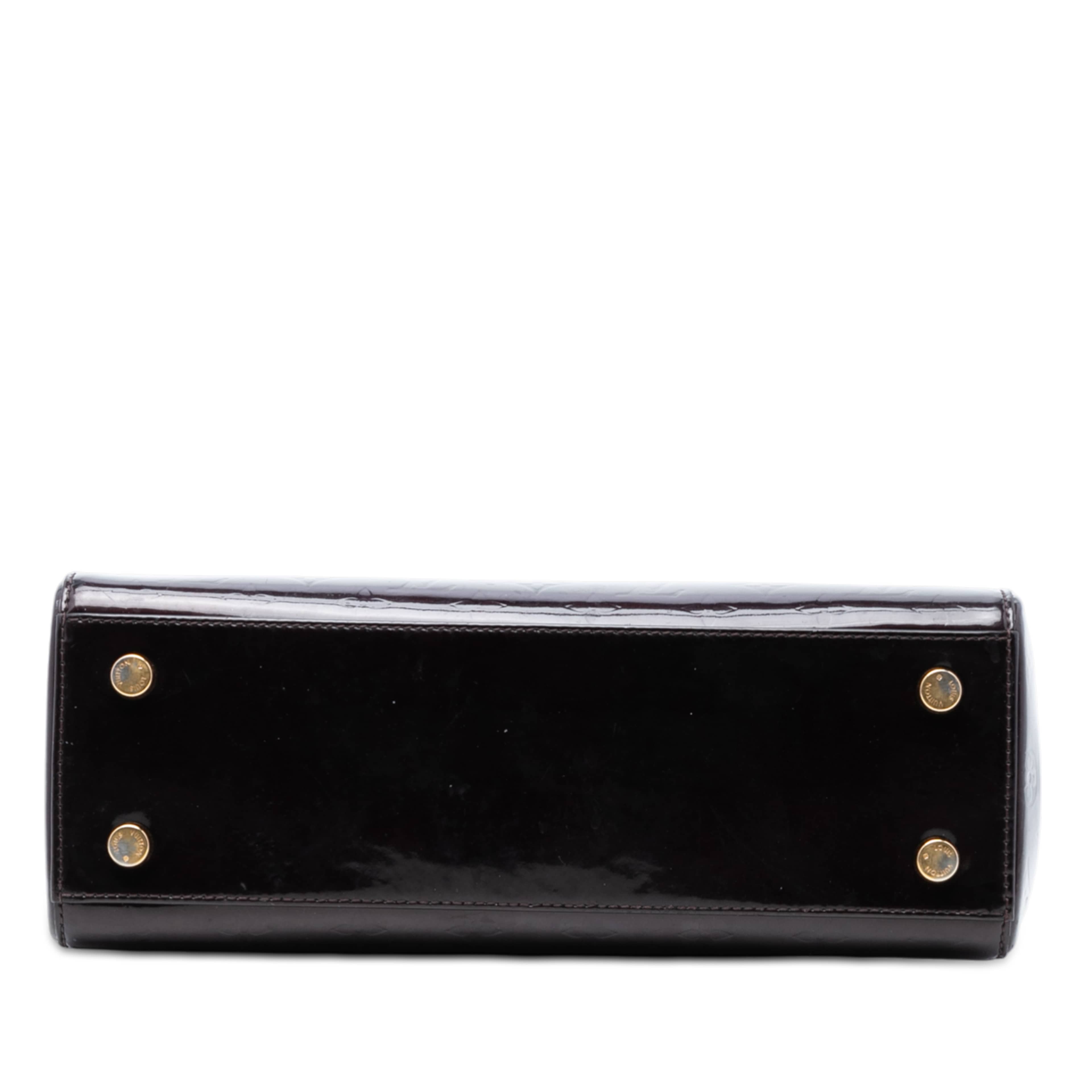 Louis Vuitton Monogram Vernis Brea Mm, från Luxclusif, i färgen purpur. Klicka för att öppna bilden i stort format