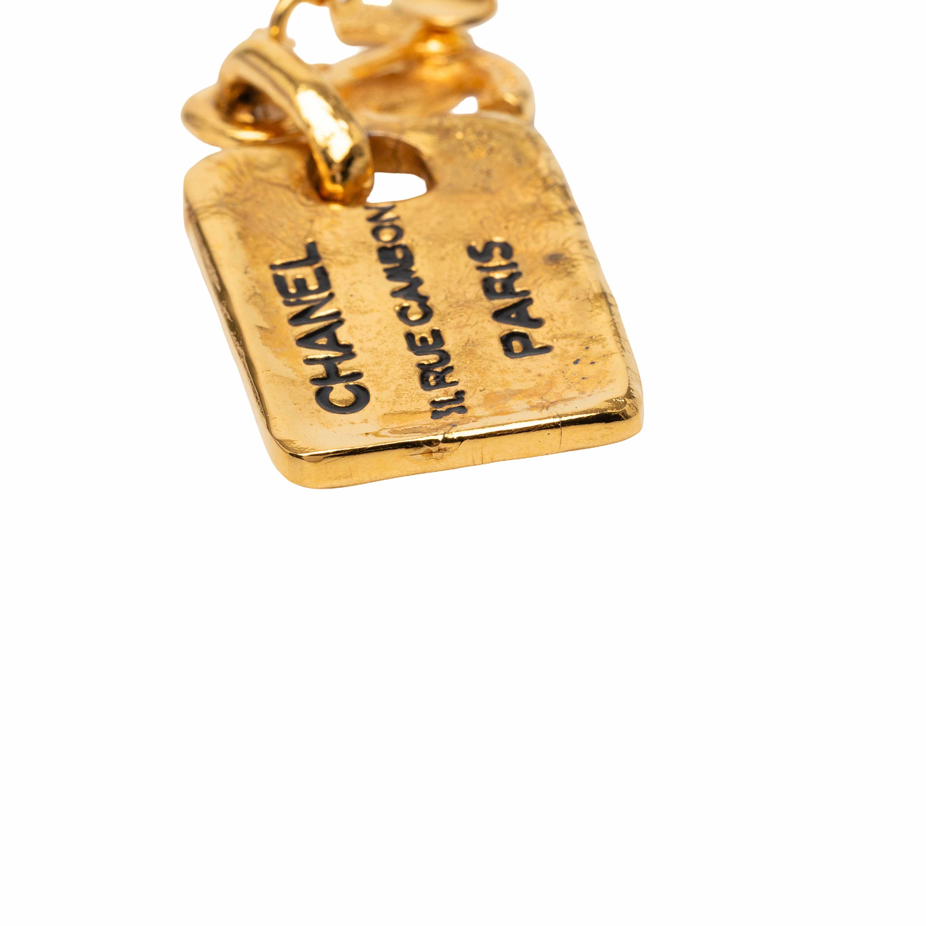 Chanel Gold Plated 31 Rue Cambon Drop Clip On Earrings, från Luxclusif, i färgen gold. Klicka för att öppna bilden i stort format