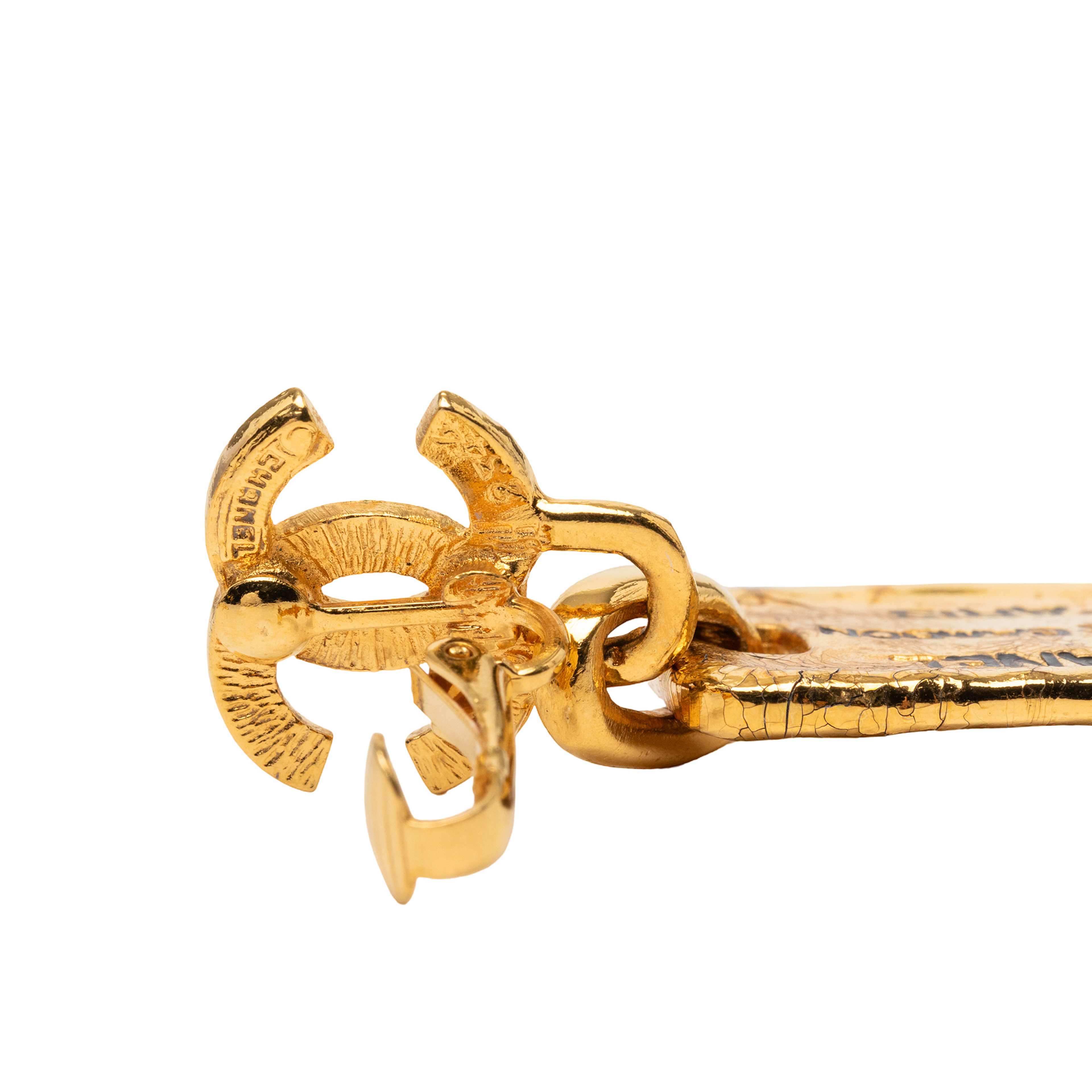 Chanel Gold Plated 31 Rue Cambon Drop Clip On Earrings, från Luxclusif, i färgen gold. Klicka för att öppna bilden i stort format