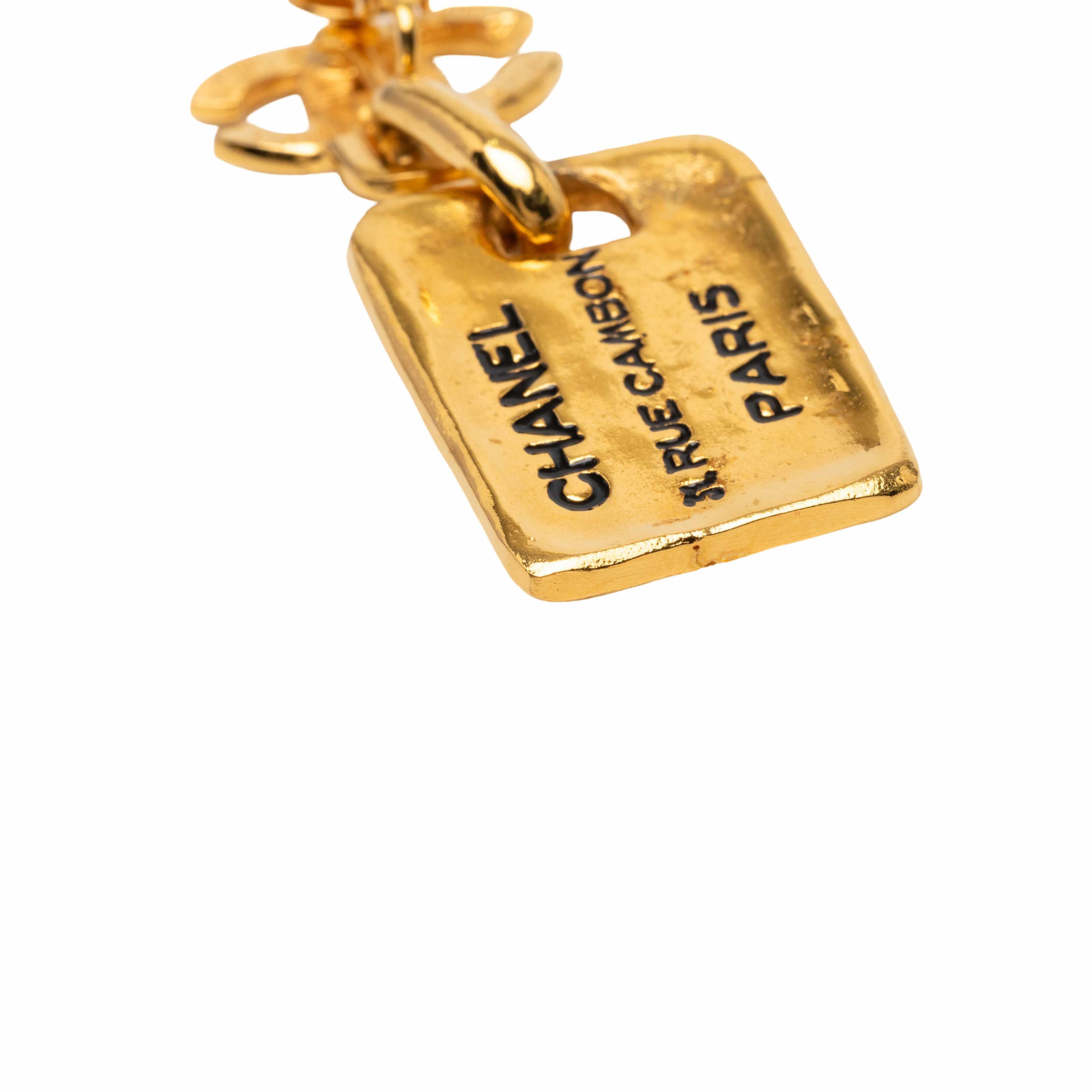 Chanel Gold Plated 31 Rue Cambon Drop Clip On Earrings, från Luxclusif, i färgen gold. Klicka för att öppna bilden i stort format