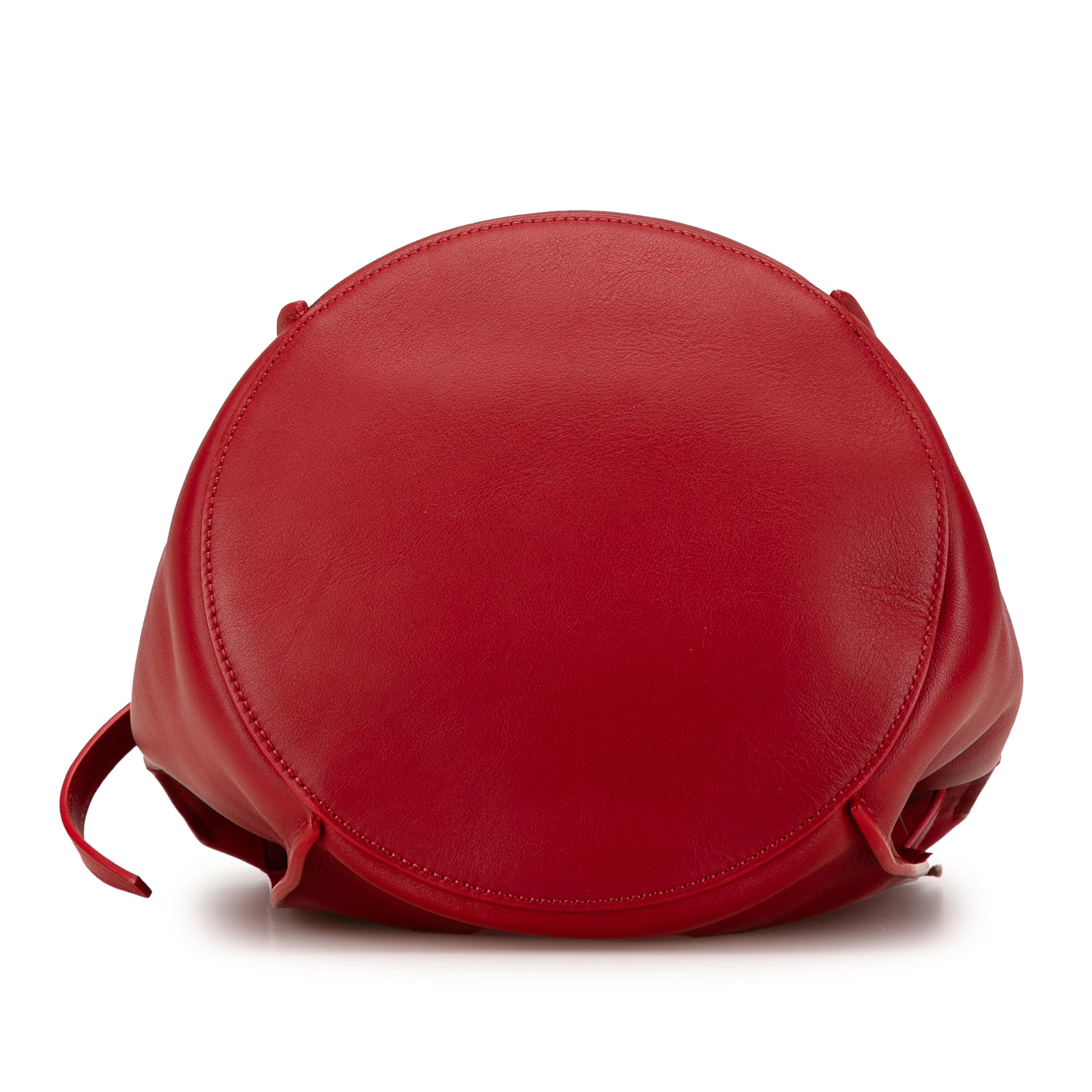 Celine Leather Big Bag Bucket Crossbody, från Luxclusif, i färgen red. Klicka för att öppna bilden i stort format