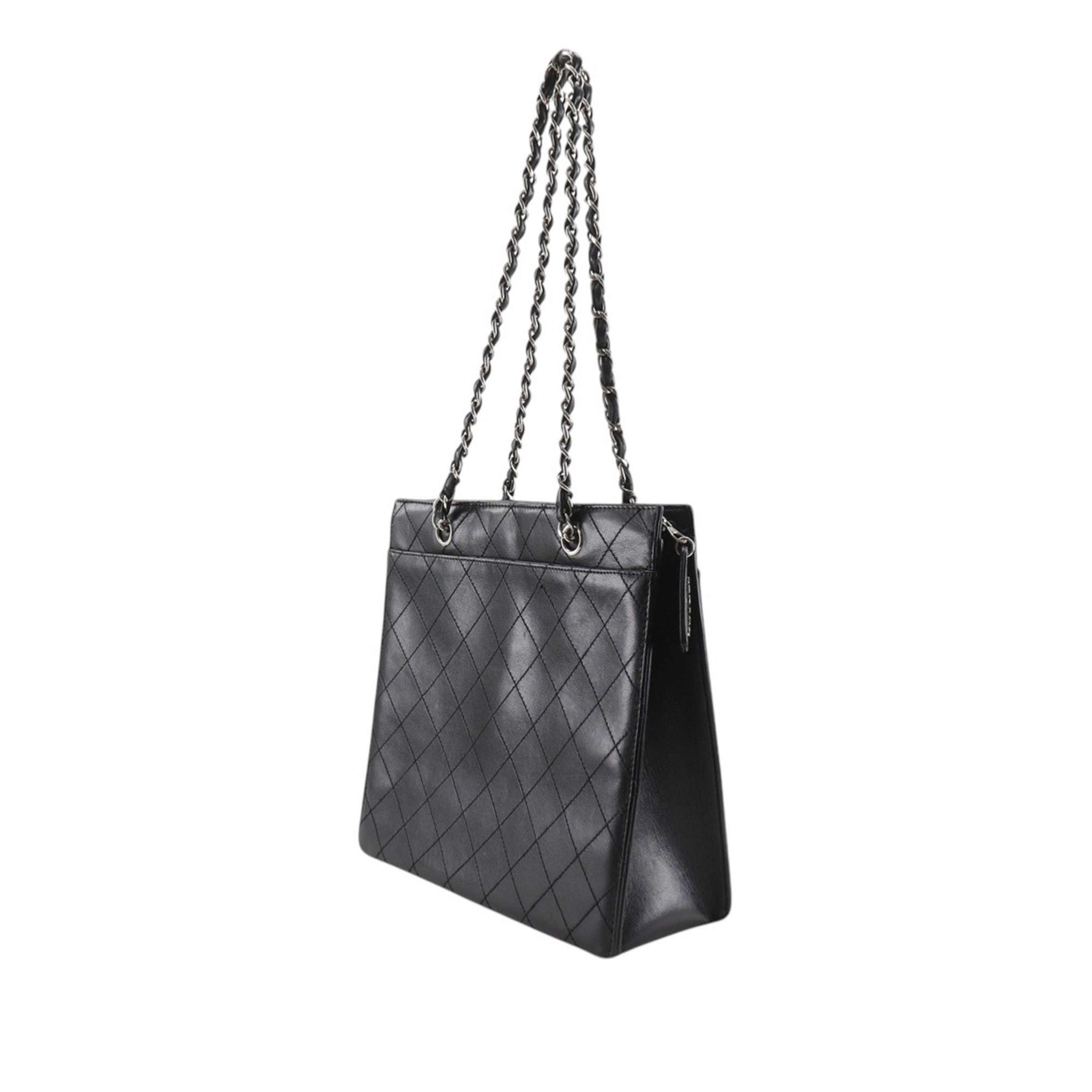 Chanel Quilted Caviar Chain Tote, från Luxclusif, i färgen black. Klicka för att öppna bilden i stort format
