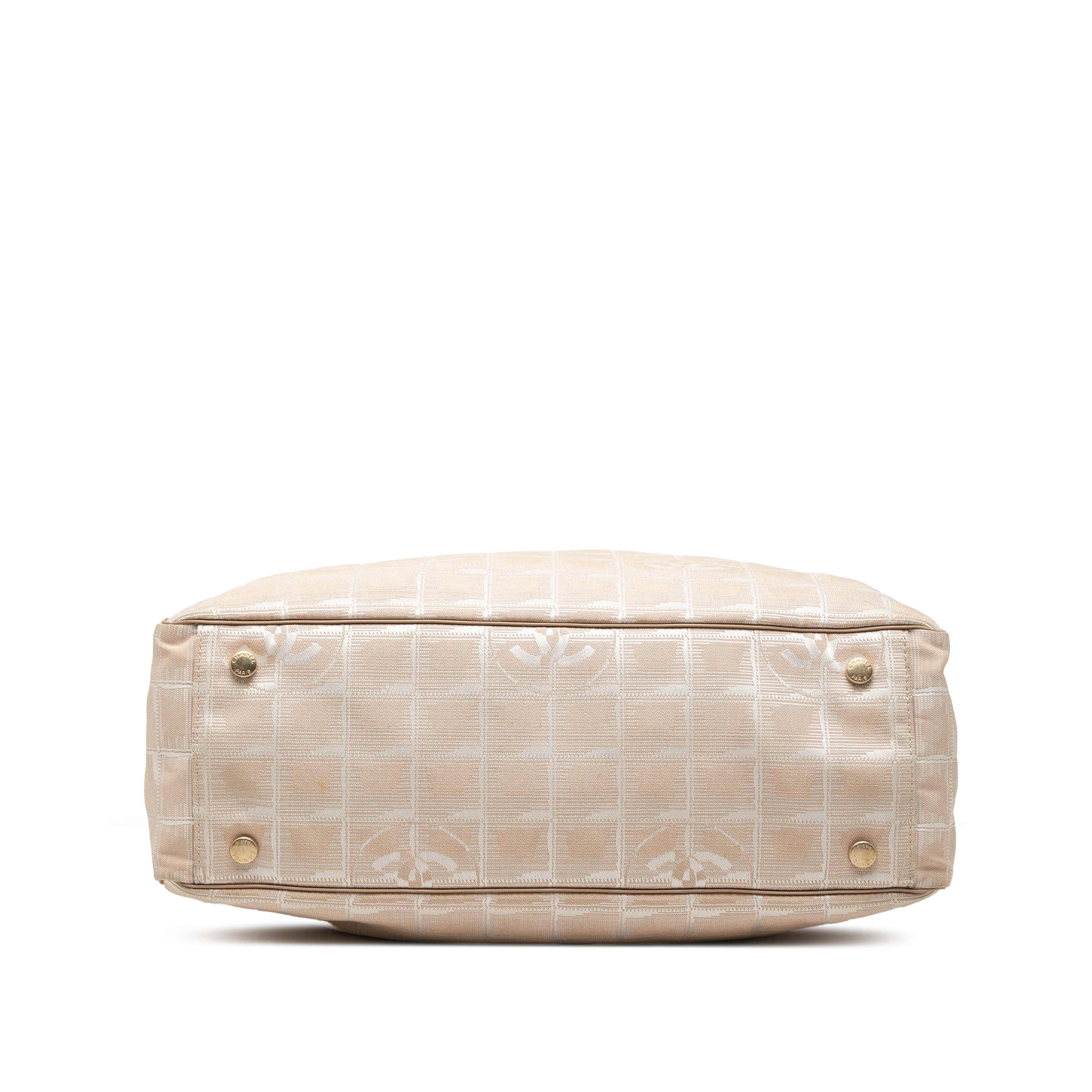 Chanel New Travel Line Nylon Tote, från Luxclusif, i färgen beige. Klicka för att öppna bilden i stort format