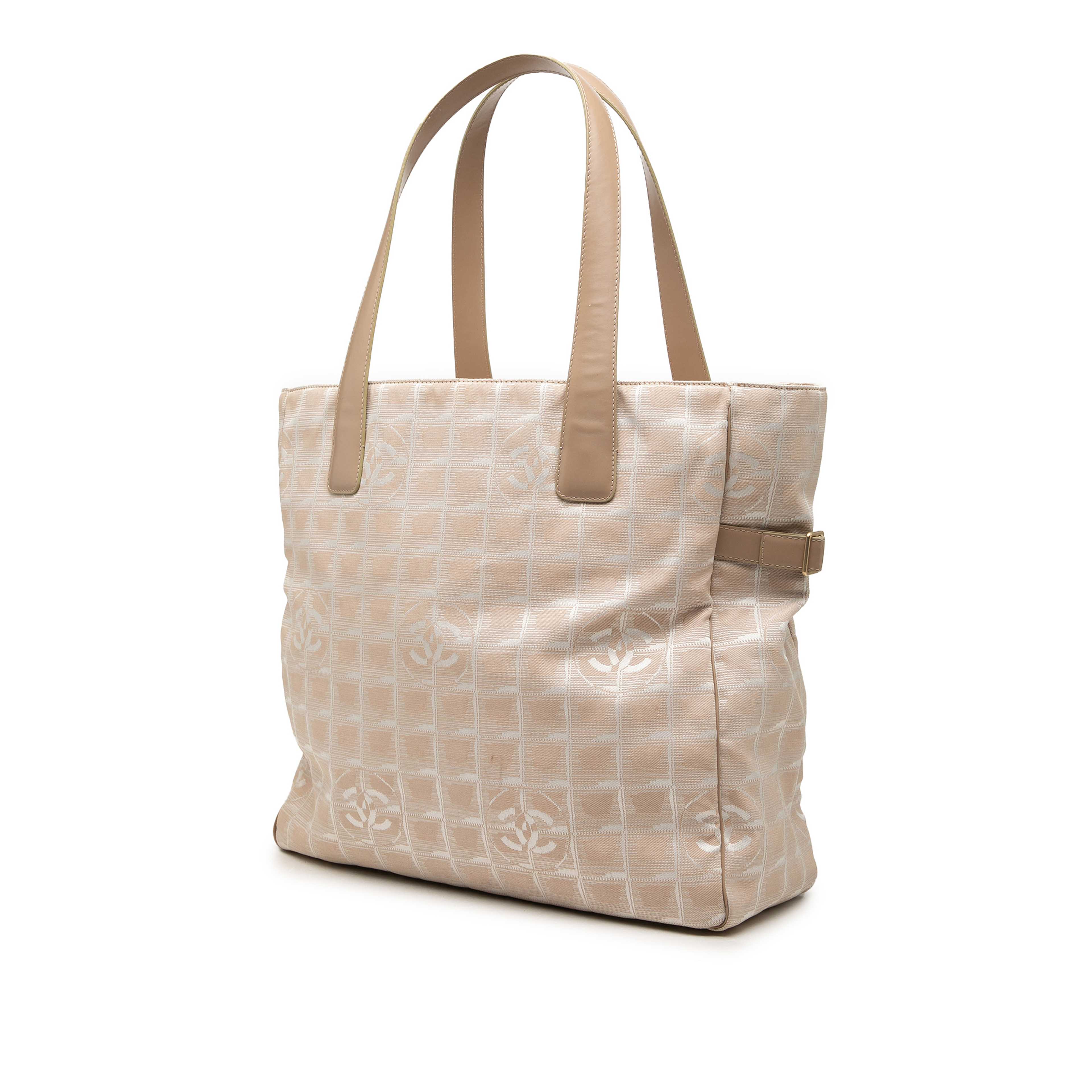 Chanel New Travel Line Nylon Tote, från Luxclusif, i färgen beige. Klicka för att öppna bilden i stort format