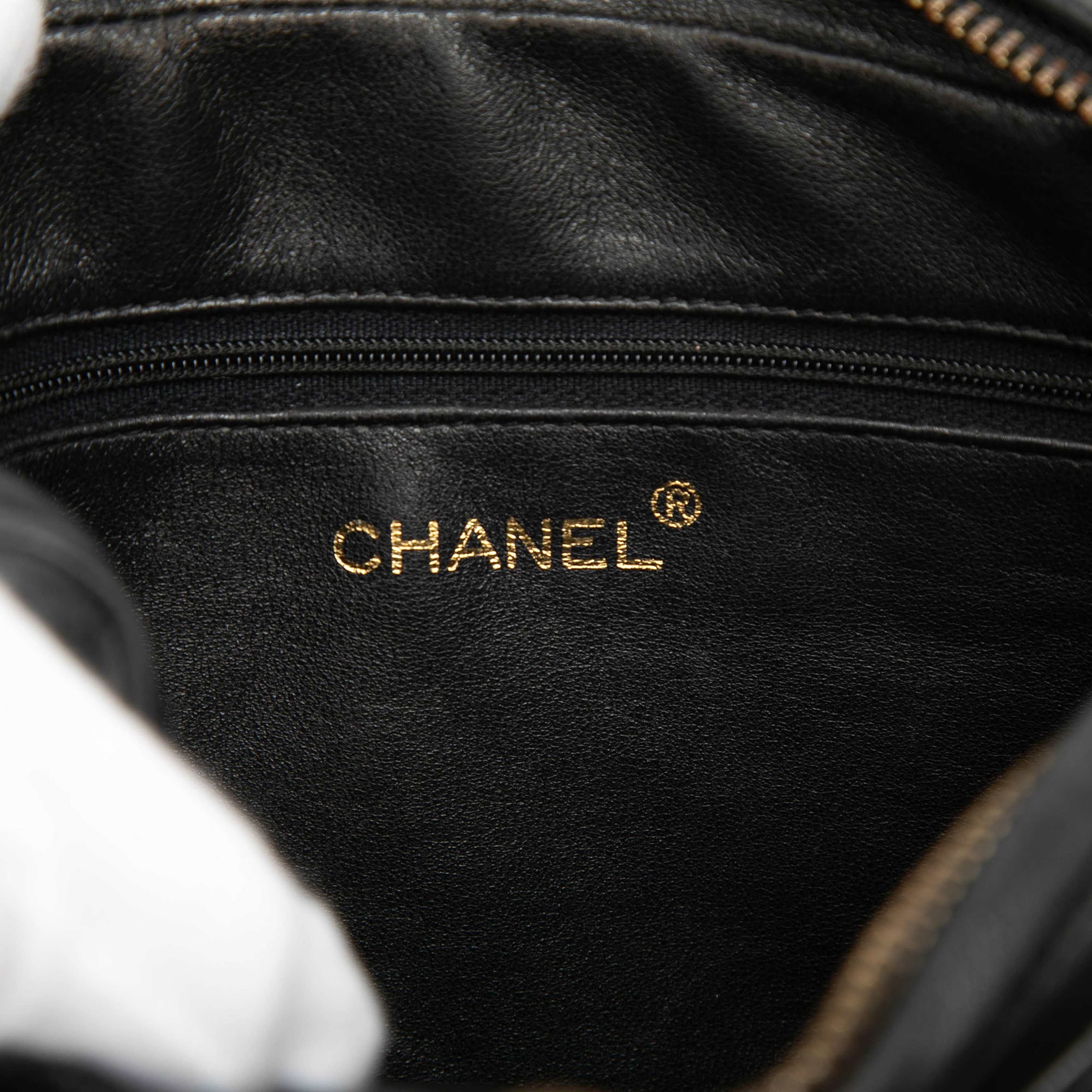 Chanel Cc Quilted Lambskin Tassel Camera Bag, från Luxclusif, i färgen black. Klicka för att öppna bilden i stort format