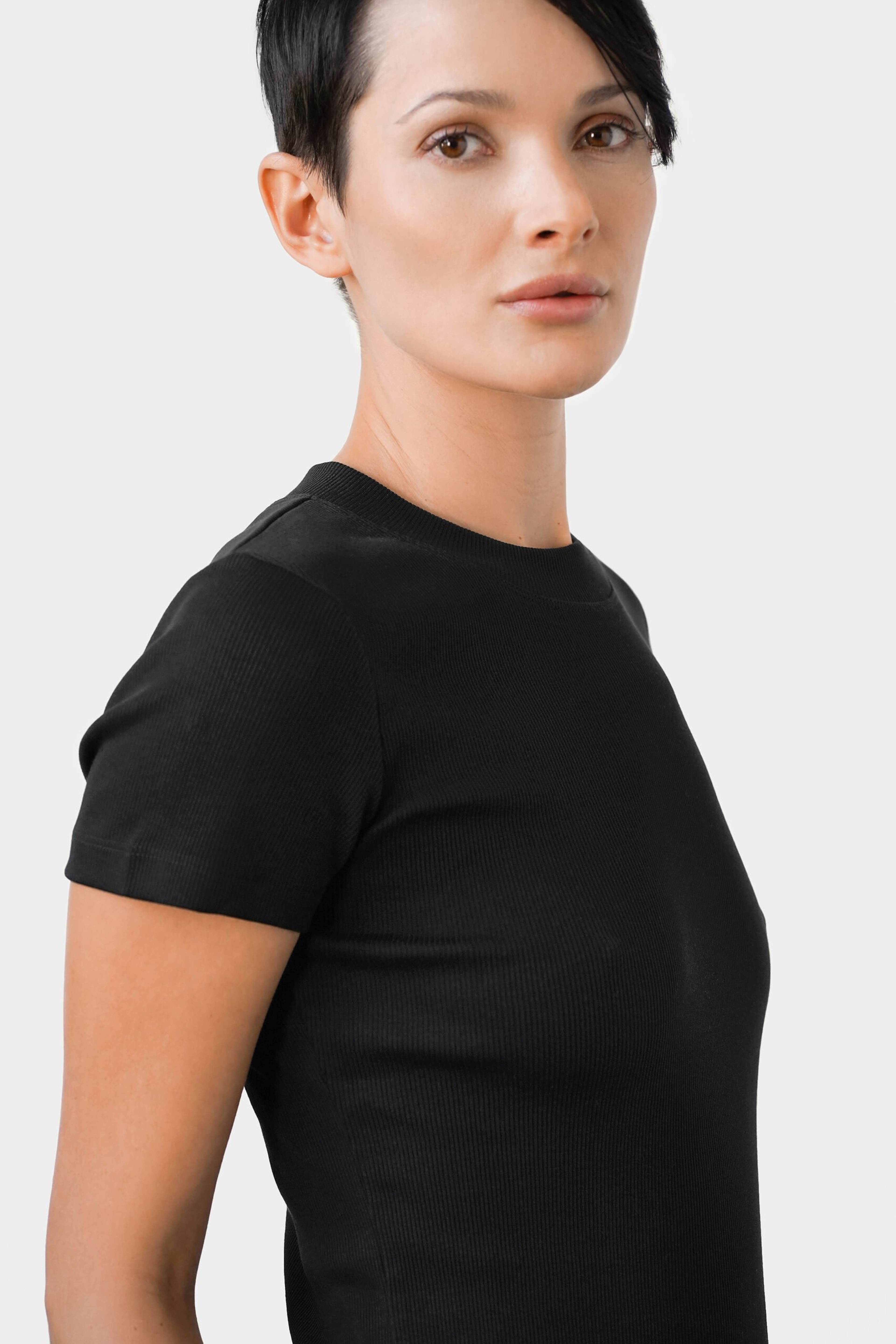 Ottille Tee - Black, från Residus, i färgen black. Klicka för att öppna bilden i stort format