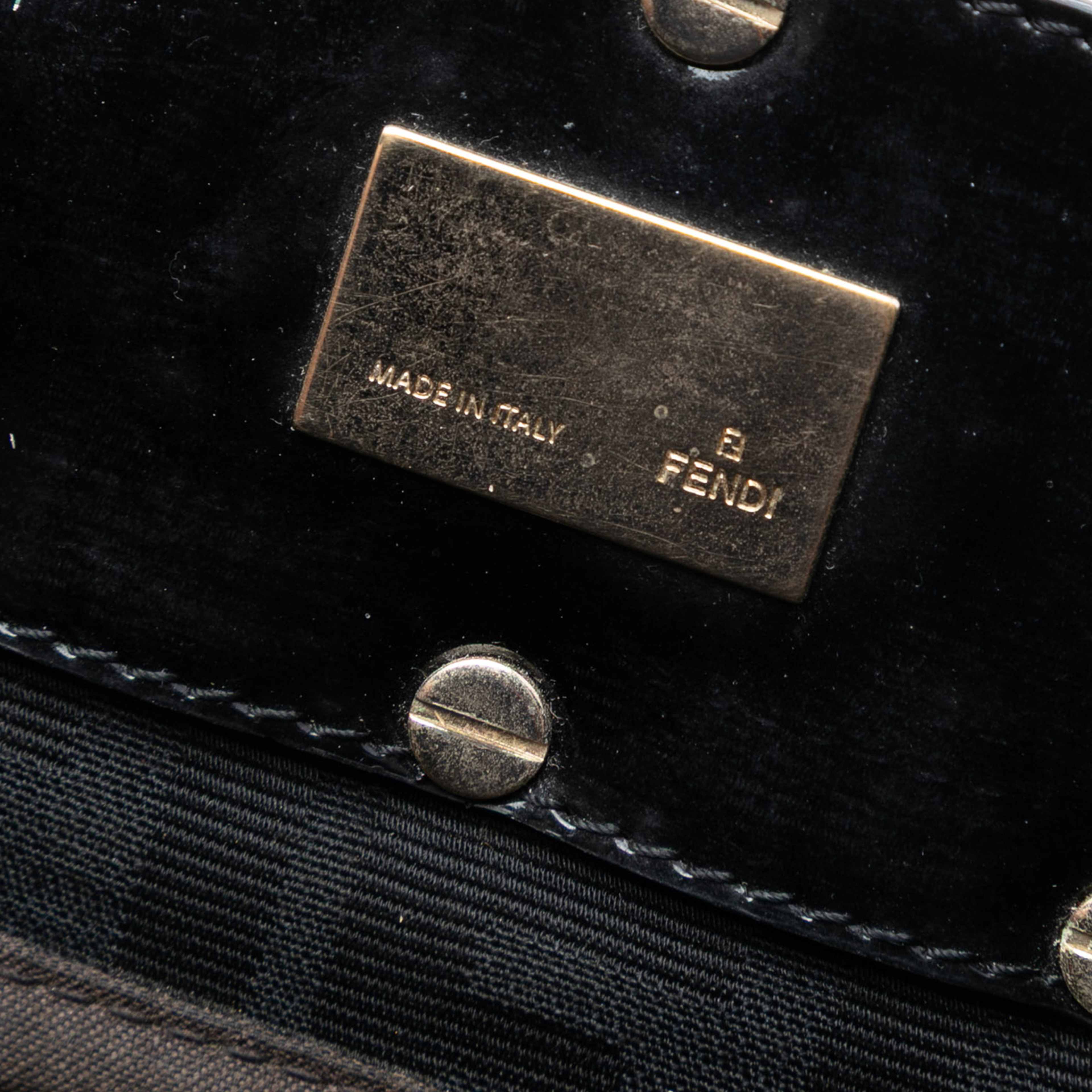 Fendi Zucca Canvas Mia Chain Tote, från Luxclusif, i färgen black. Klicka för att öppna bilden i stort format