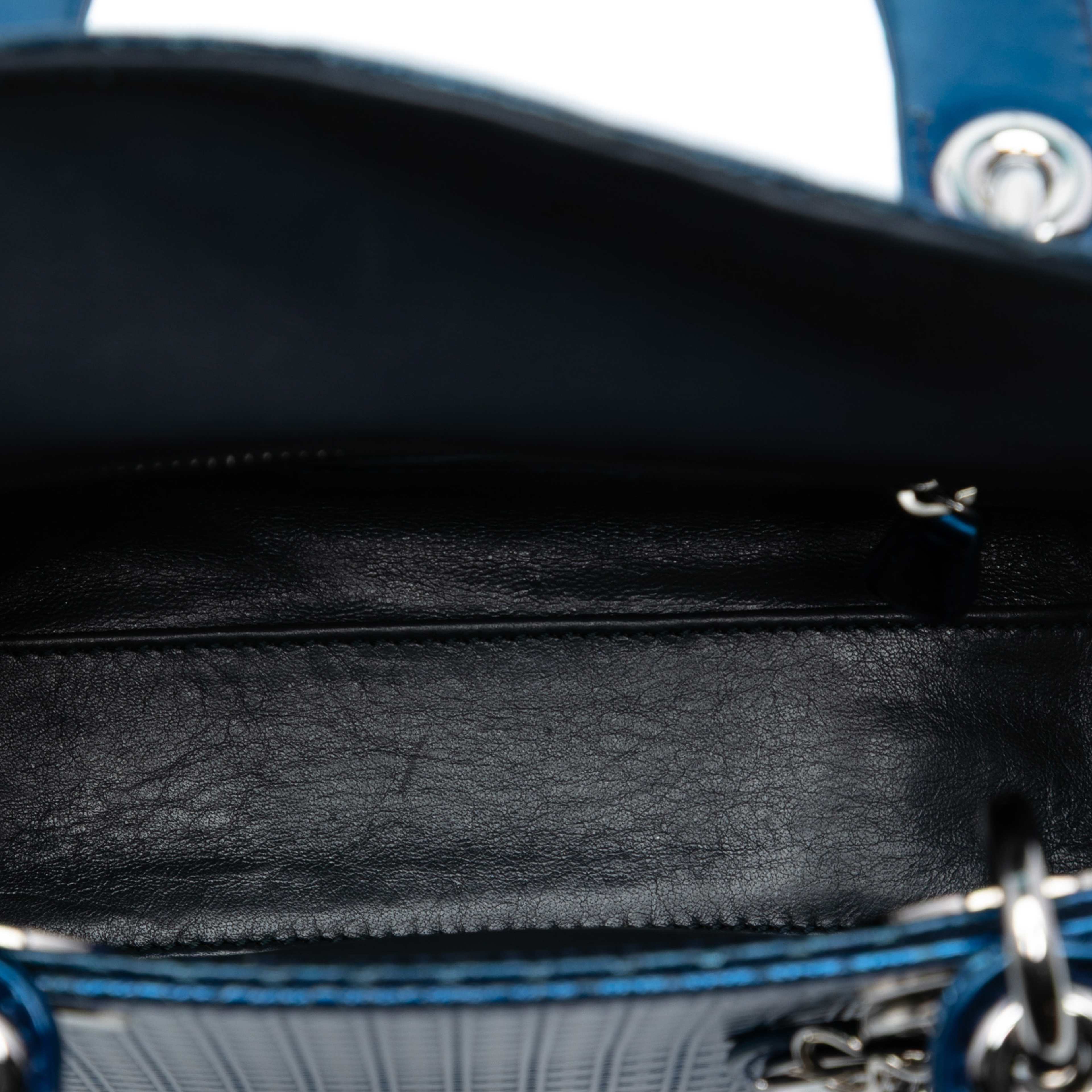 Dior Mini Metallic Patent Microcannage Lady Dior, från Luxclusif, i färgen blue. Klicka för att öppna bilden i stort format