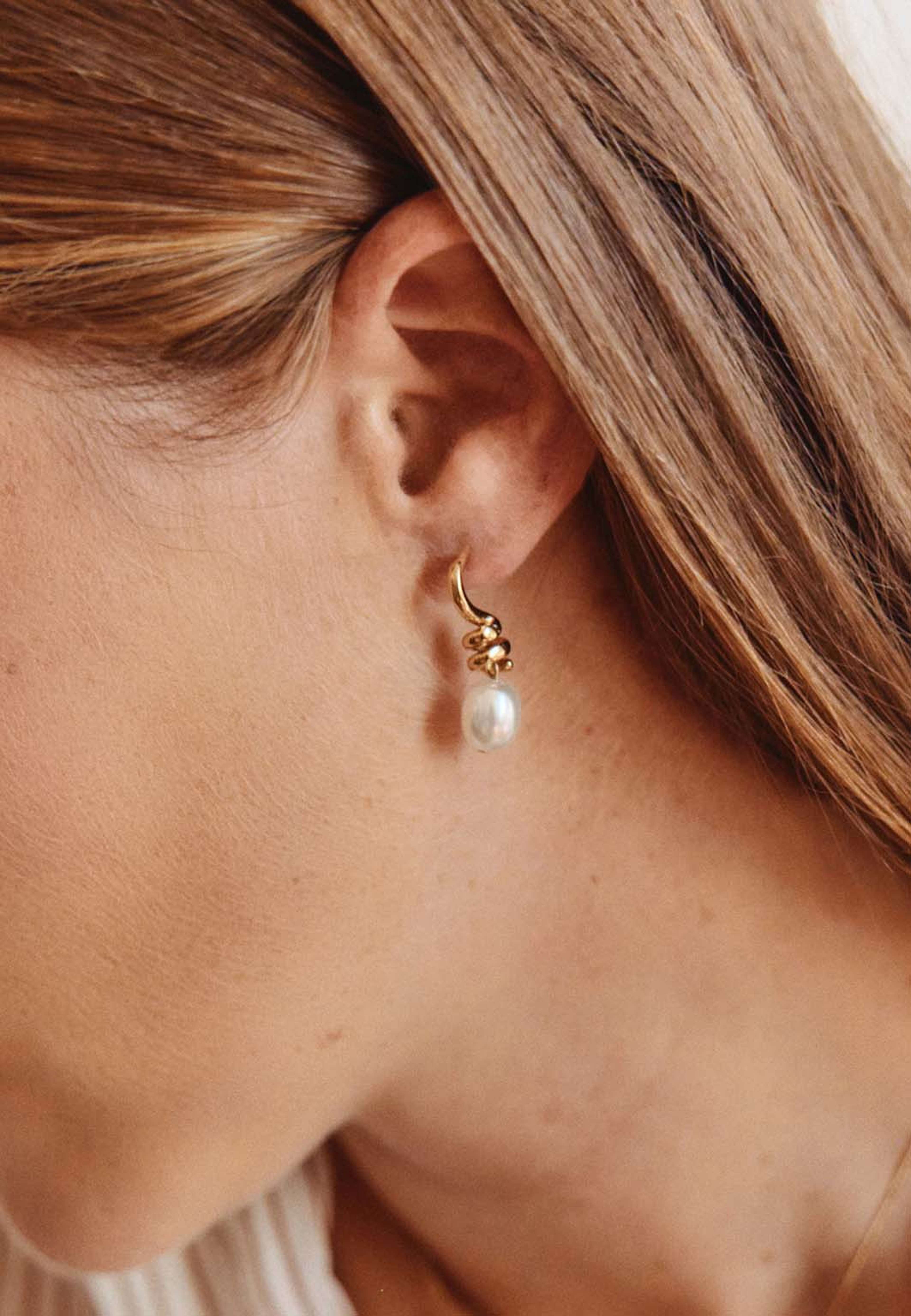 Swivel Earrings Pearl S Gold, från Edblad, i färgen Gold. Klicka för att öppna bilden i stort format