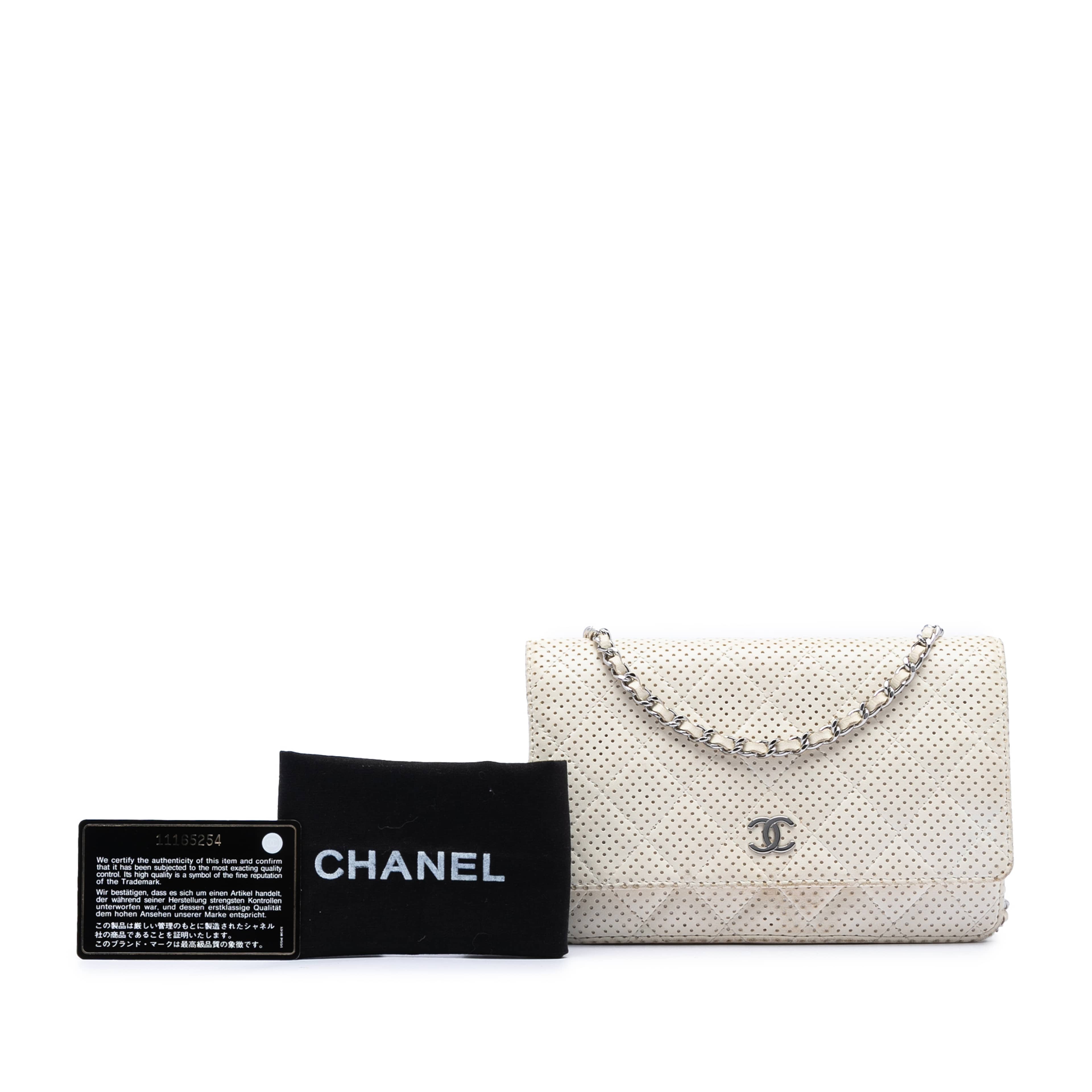 Chanel Cc Quilted Perforated Lambskin Wallet On Chain, från Luxclusif, i färgen vit. Klicka för att öppna bilden i stort format