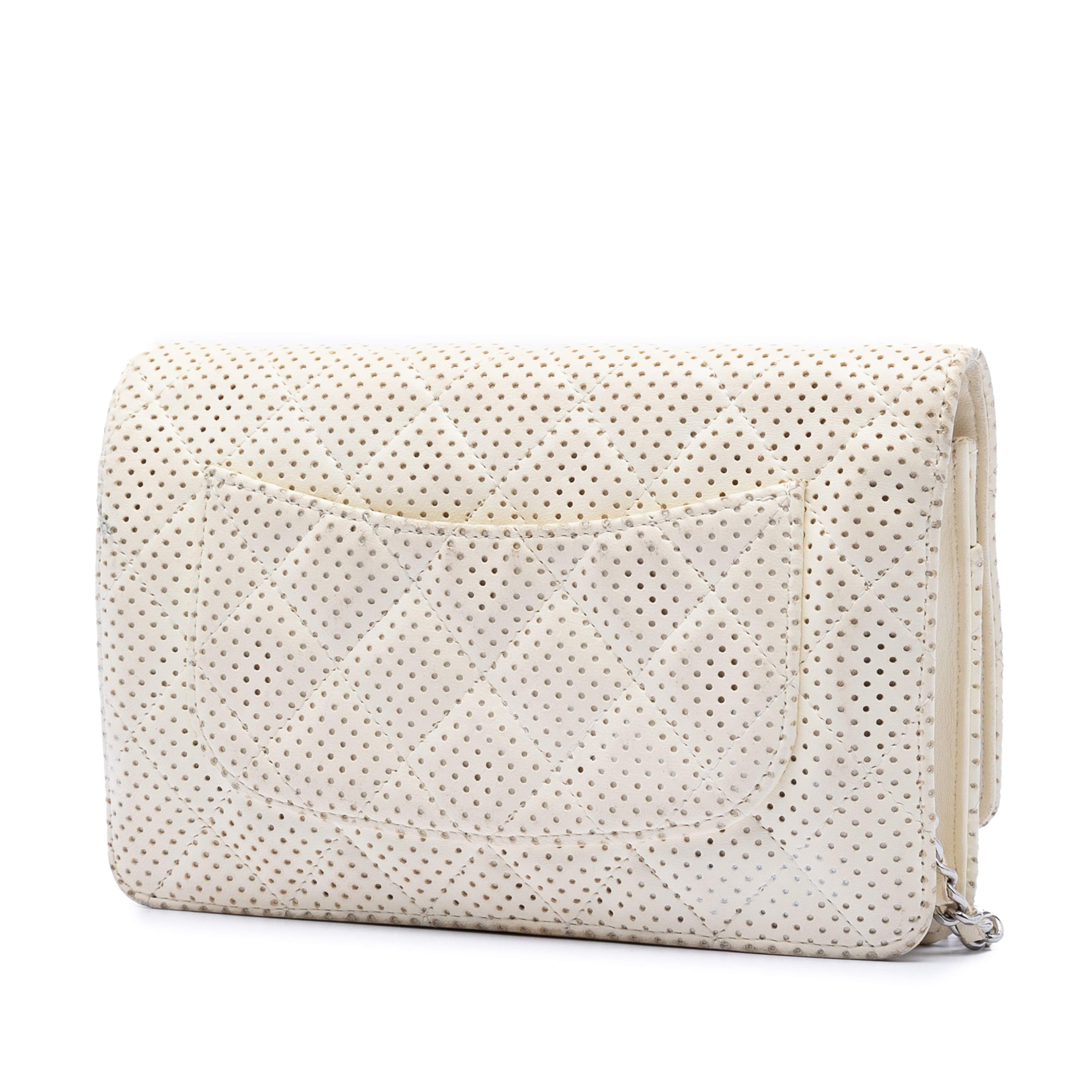 Chanel Cc Quilted Perforated Lambskin Wallet On Chain, från Luxclusif, i färgen vit. Klicka för att öppna bilden i stort format