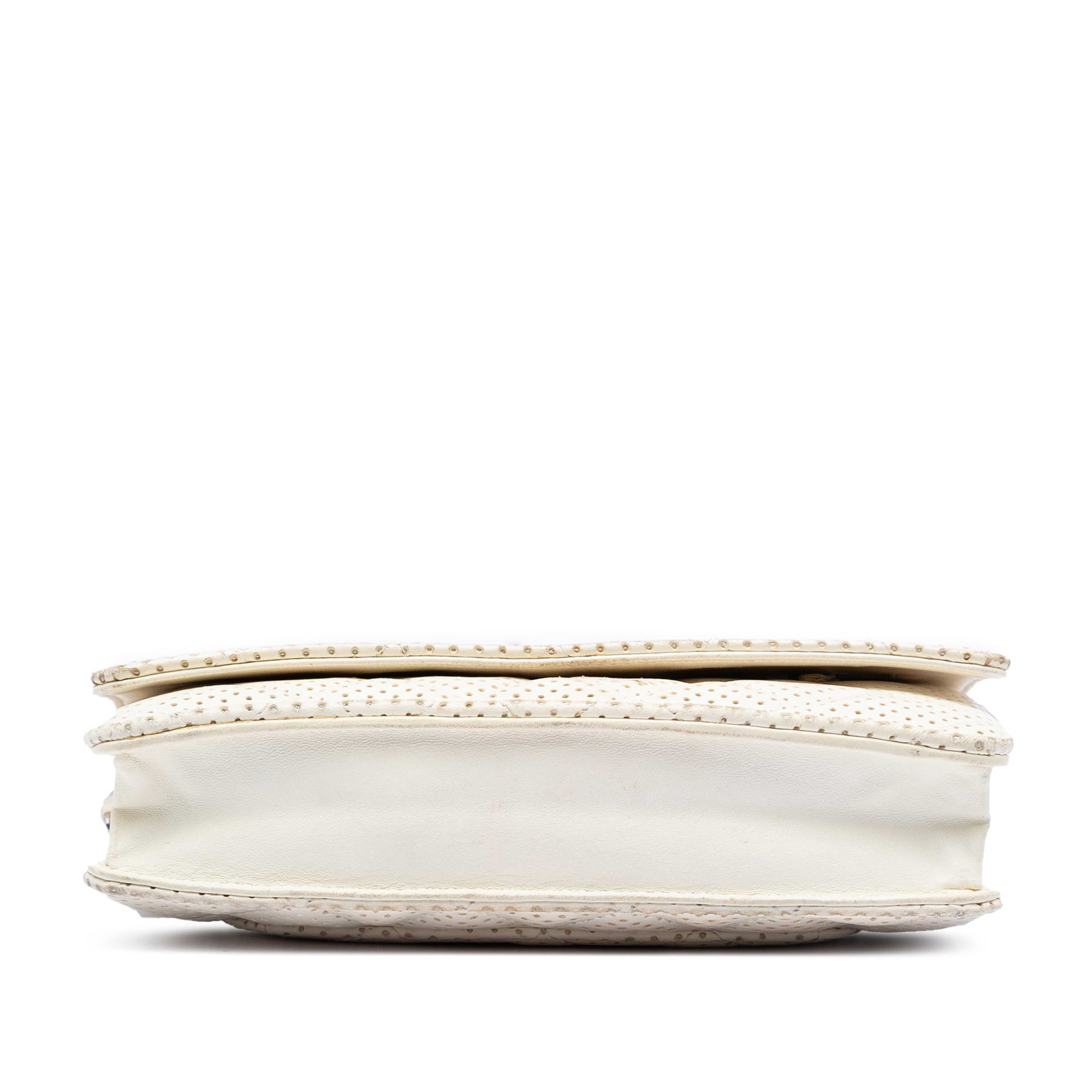 Chanel Cc Quilted Perforated Lambskin Wallet On Chain, från Luxclusif, i färgen ivory. Klicka för att öppna bilden i stort format