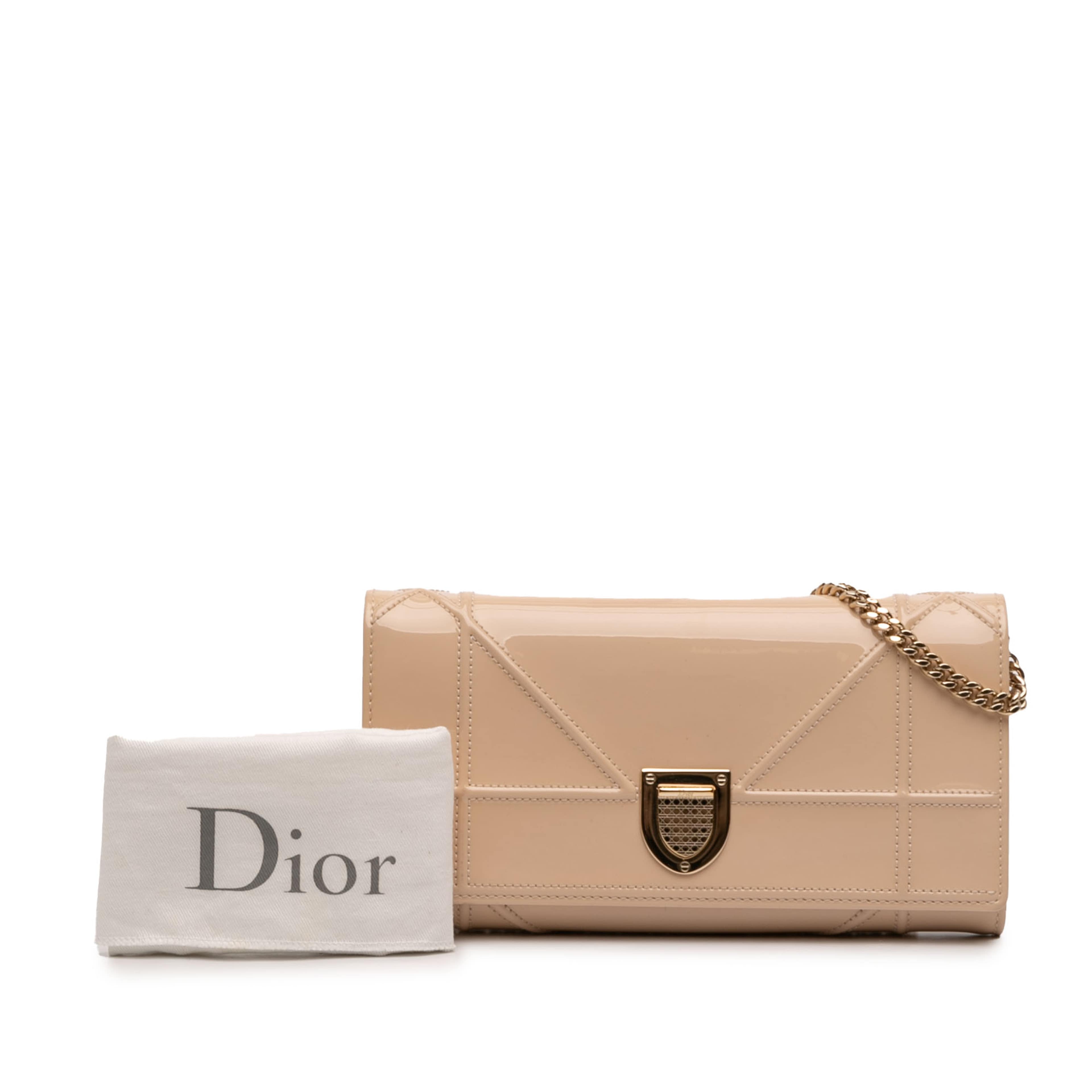 Dior Patent Diorama Wallet On Chain, från Luxclusif, i färgen beige. Klicka för att öppna bilden i stort format