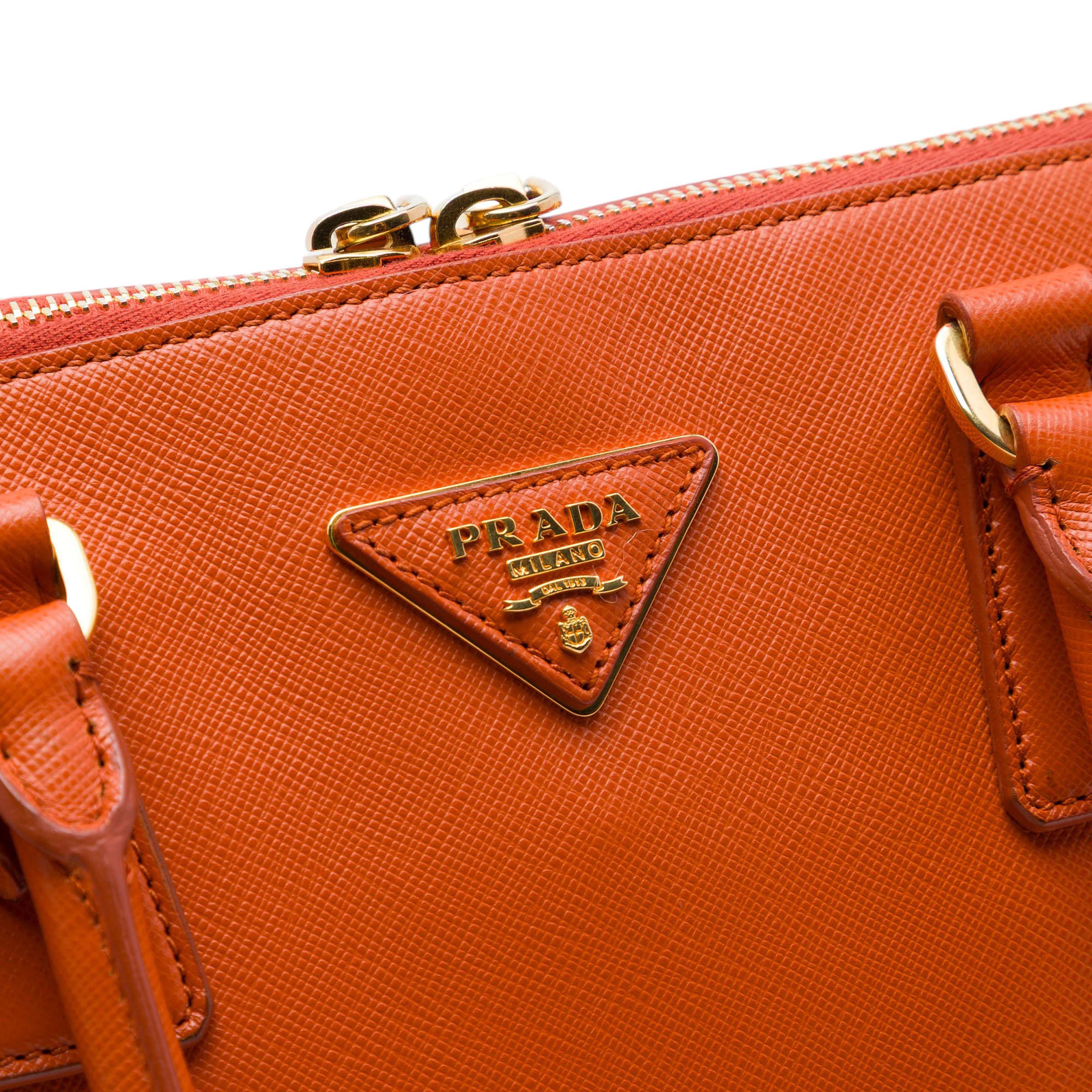 Prada Large Saffiano Lux Promenade Satchel, från Luxclusif, i färgen orange. Klicka för att öppna bilden i stort format