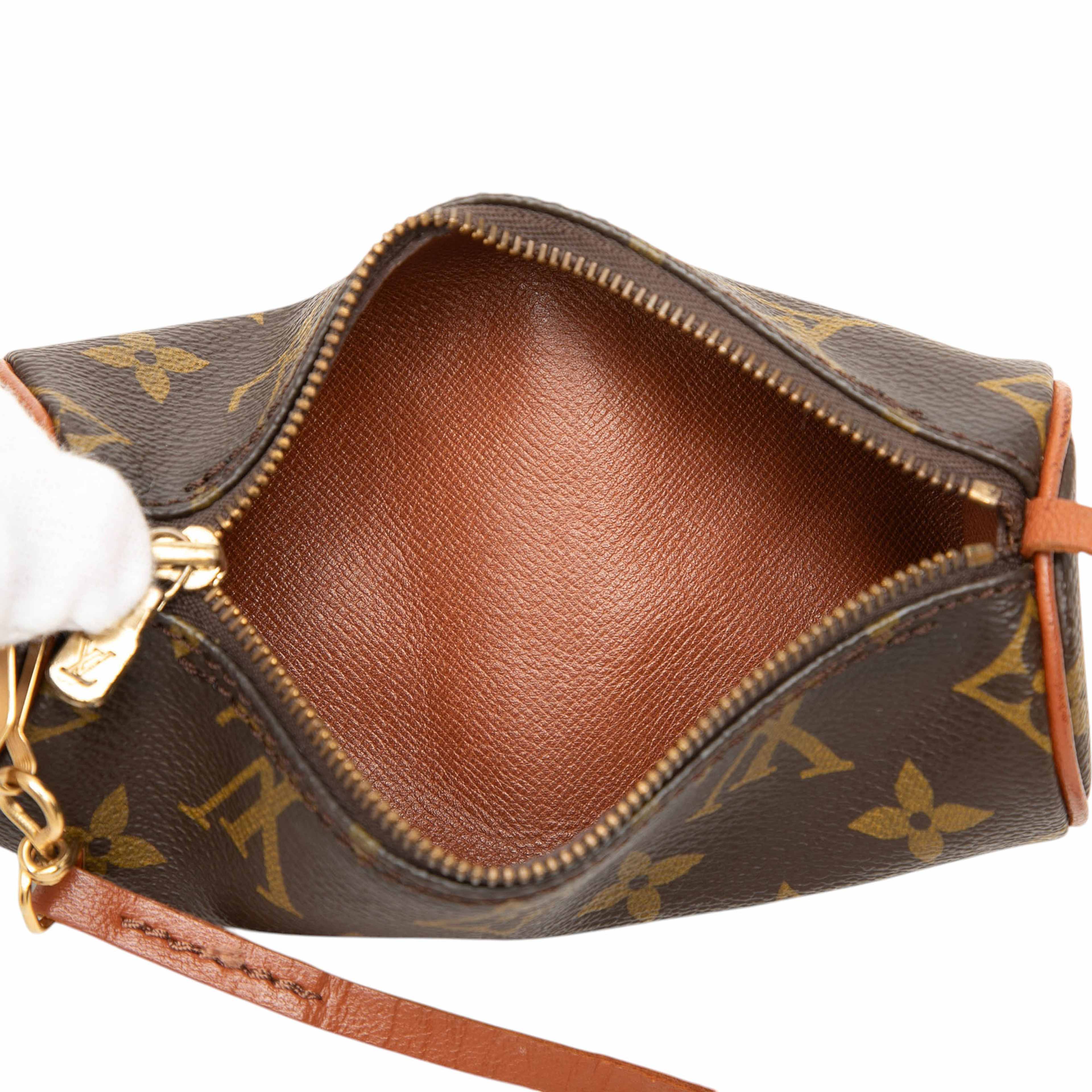Louis Vuitton Monogram Papillon Pochette, från Luxclusif, i färgen brun. Klicka för att öppna bilden i stort format