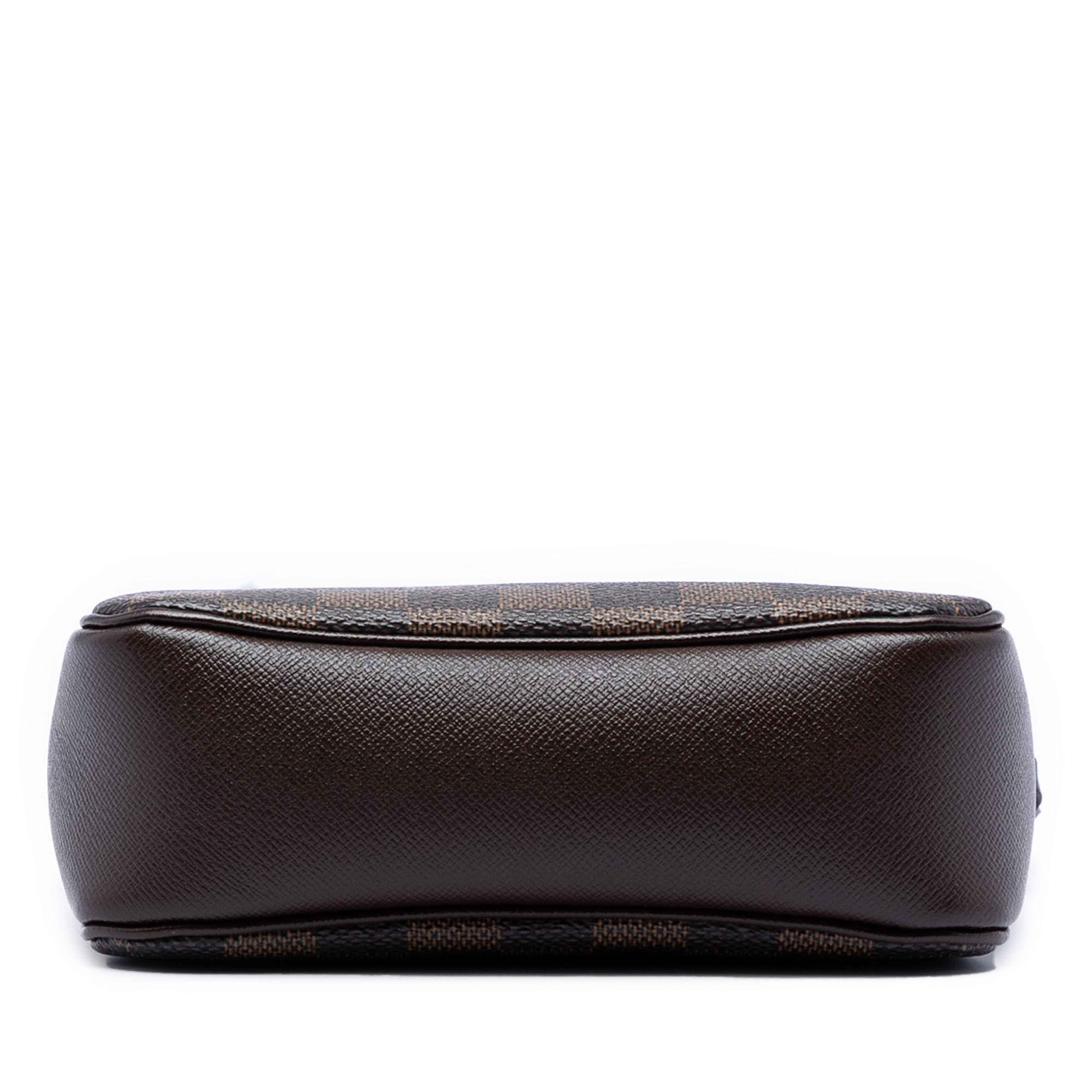 Louis Vuitton Damier Ebene Trousse Pochette, från Luxclusif, i färgen brown. Klicka för att öppna bilden i stort format