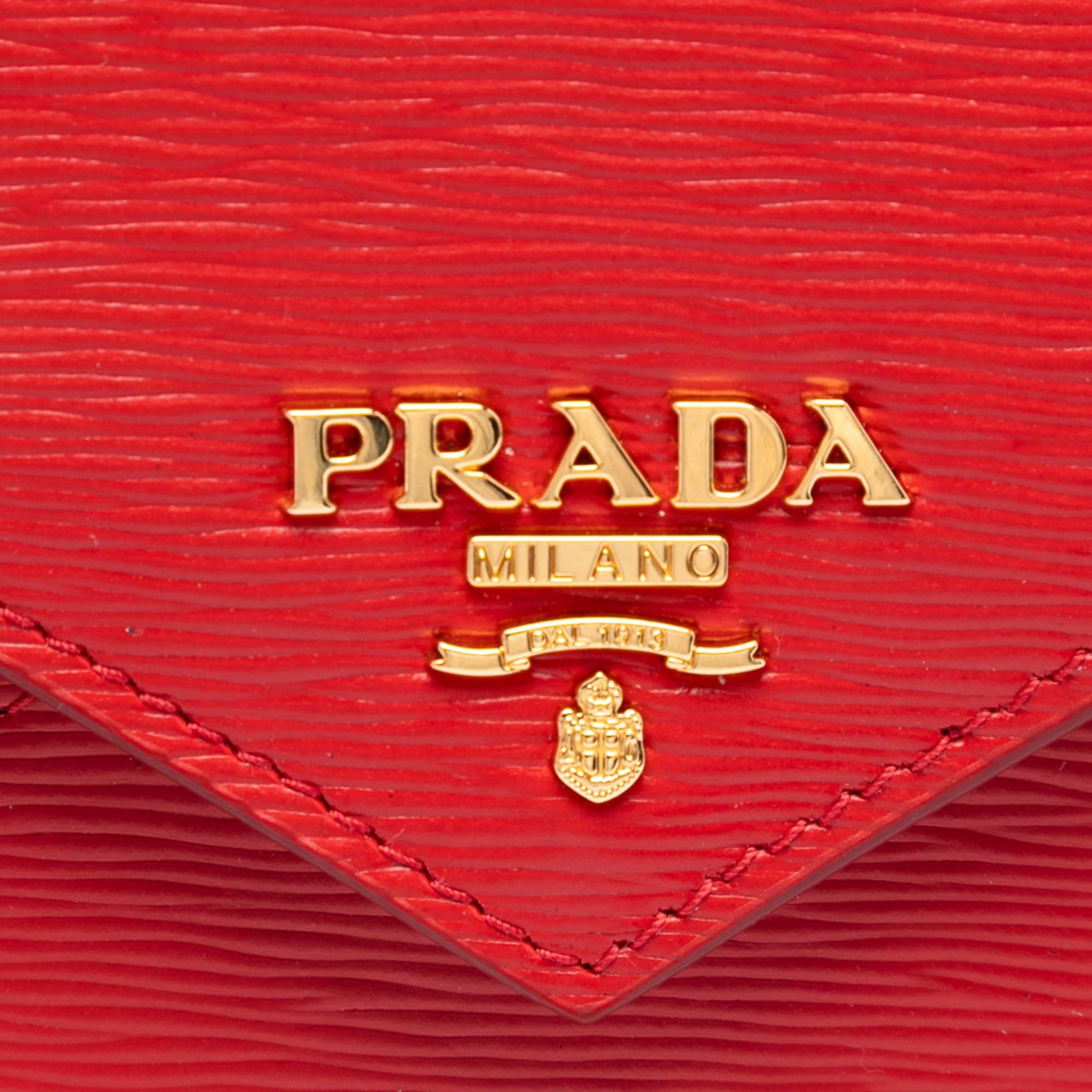 Prada Vitello Move Envelope Clutch, från Luxclusif, i färgen red. Klicka för att öppna bilden i stort format