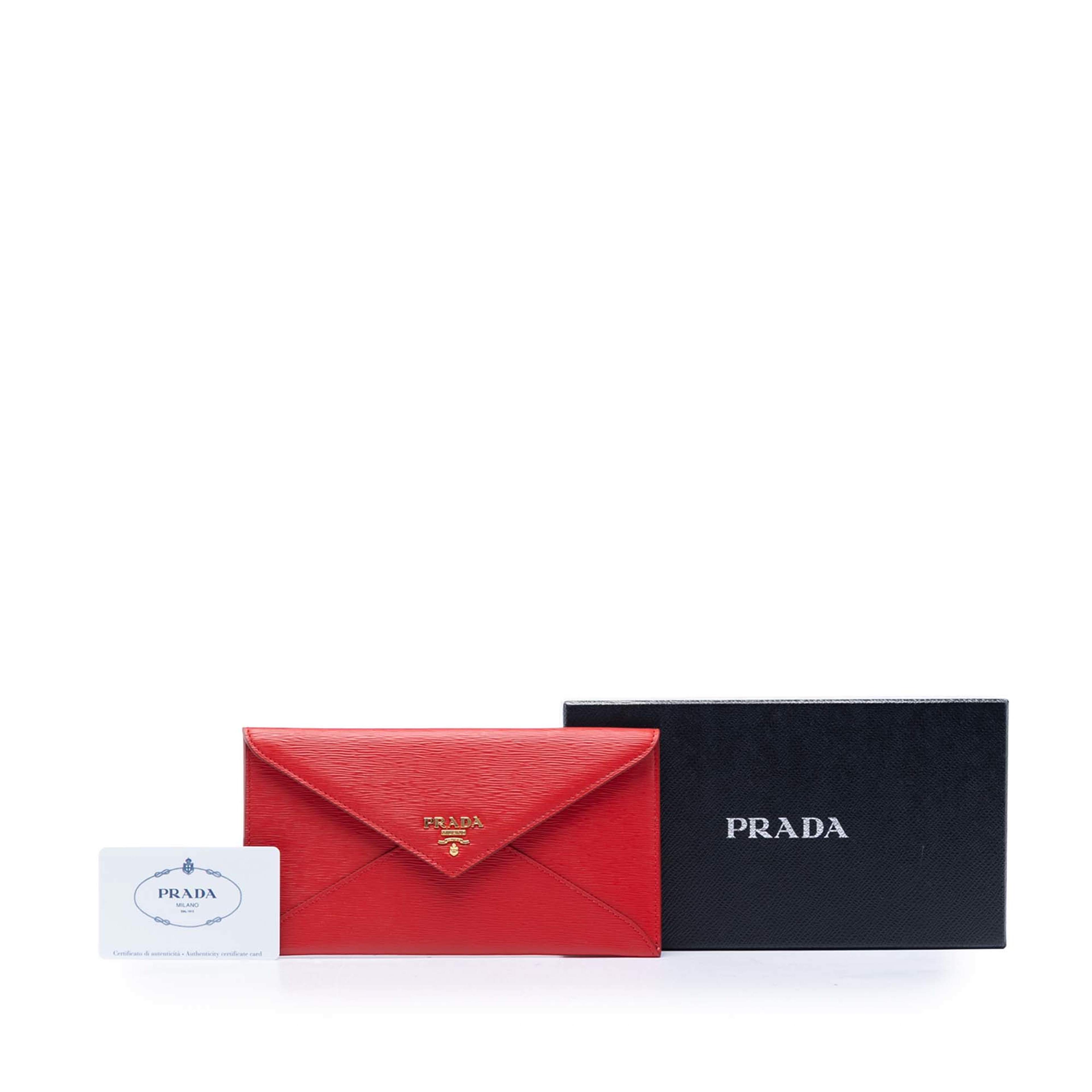 Prada Vitello Move Envelope Clutch, från Luxclusif, i färgen röd. Klicka för att öppna bilden i stort format