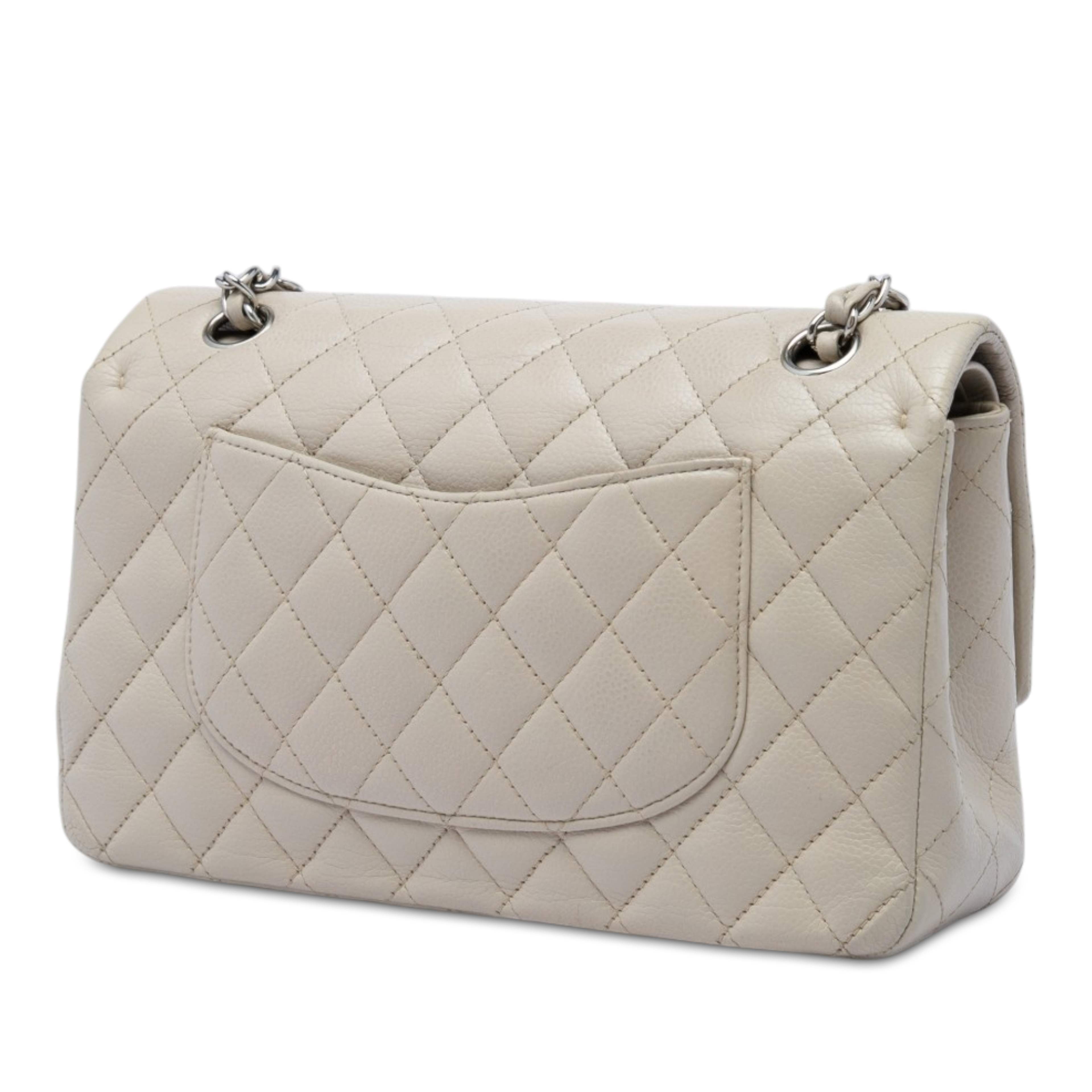 Chanel Medium Classic Caviar Double Flap, från Luxclusif, i färgen grå. Klicka för att öppna bilden i stort format