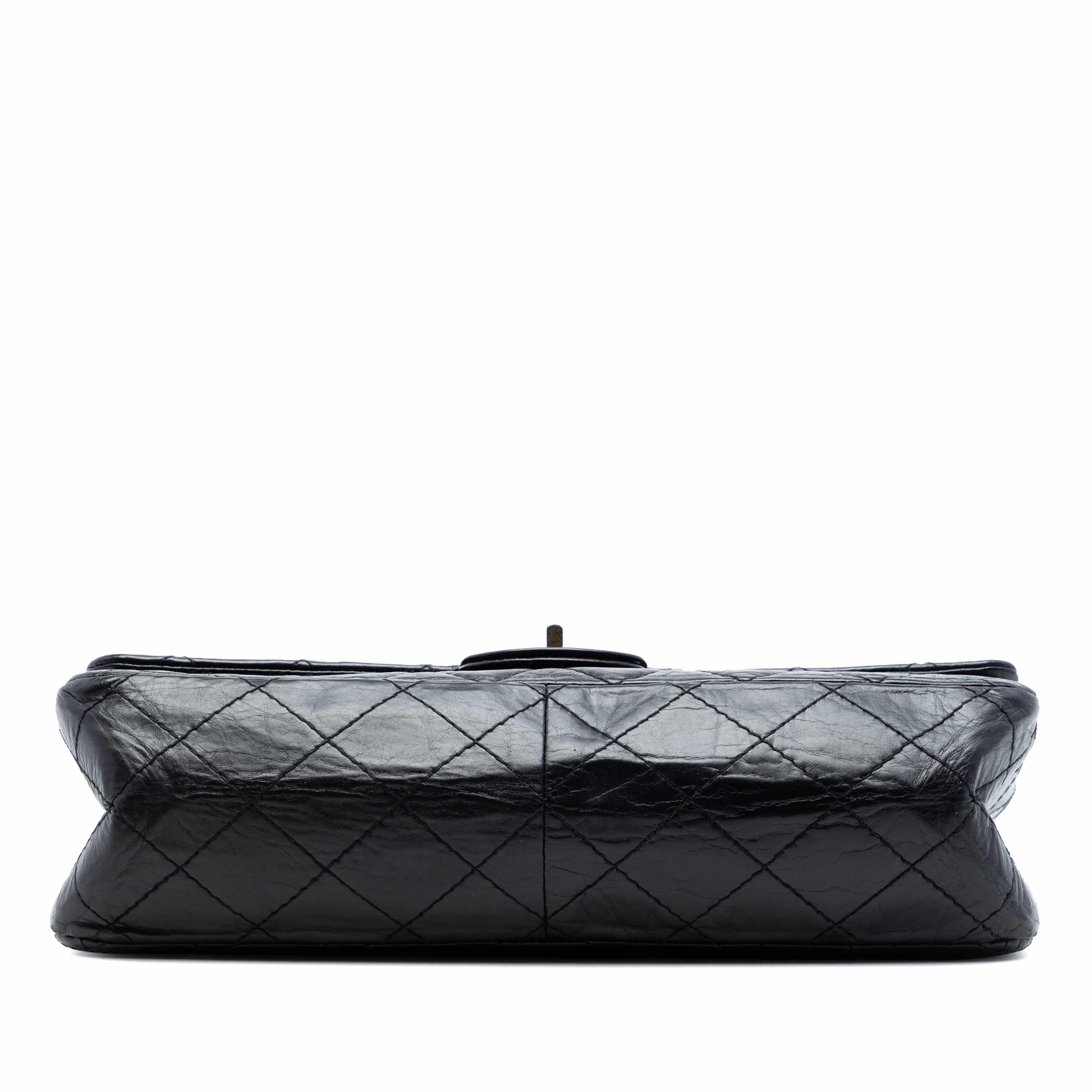 Chanel Quilted Aged Calfskin Reissue 2.55 Double Flap 226, från Luxclusif, i färgen svart. Klicka för att öppna bilden i stort format