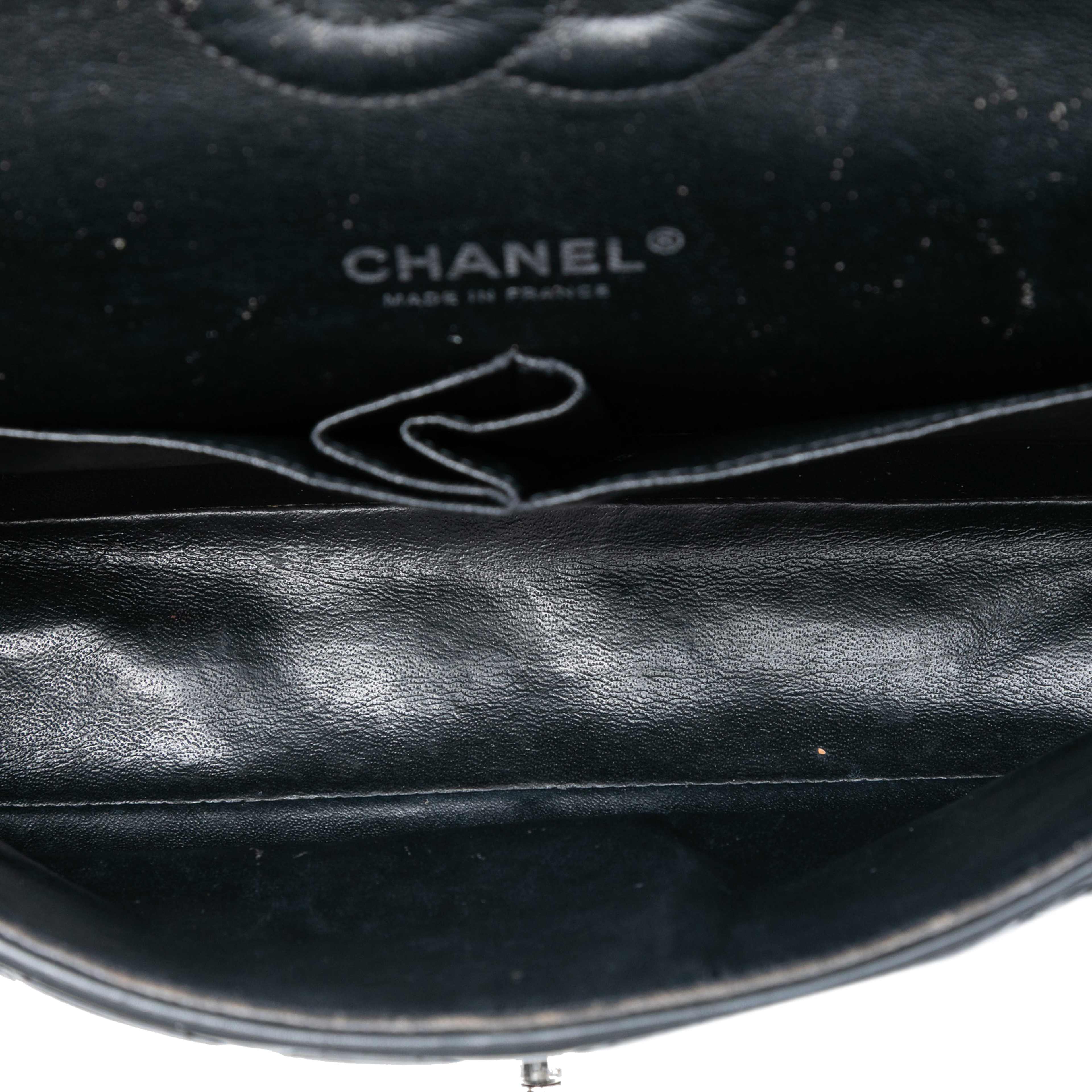 Chanel Medium Classic Patent Double Flap, från Luxclusif, i färgen black. Klicka för att öppna bilden i stort format