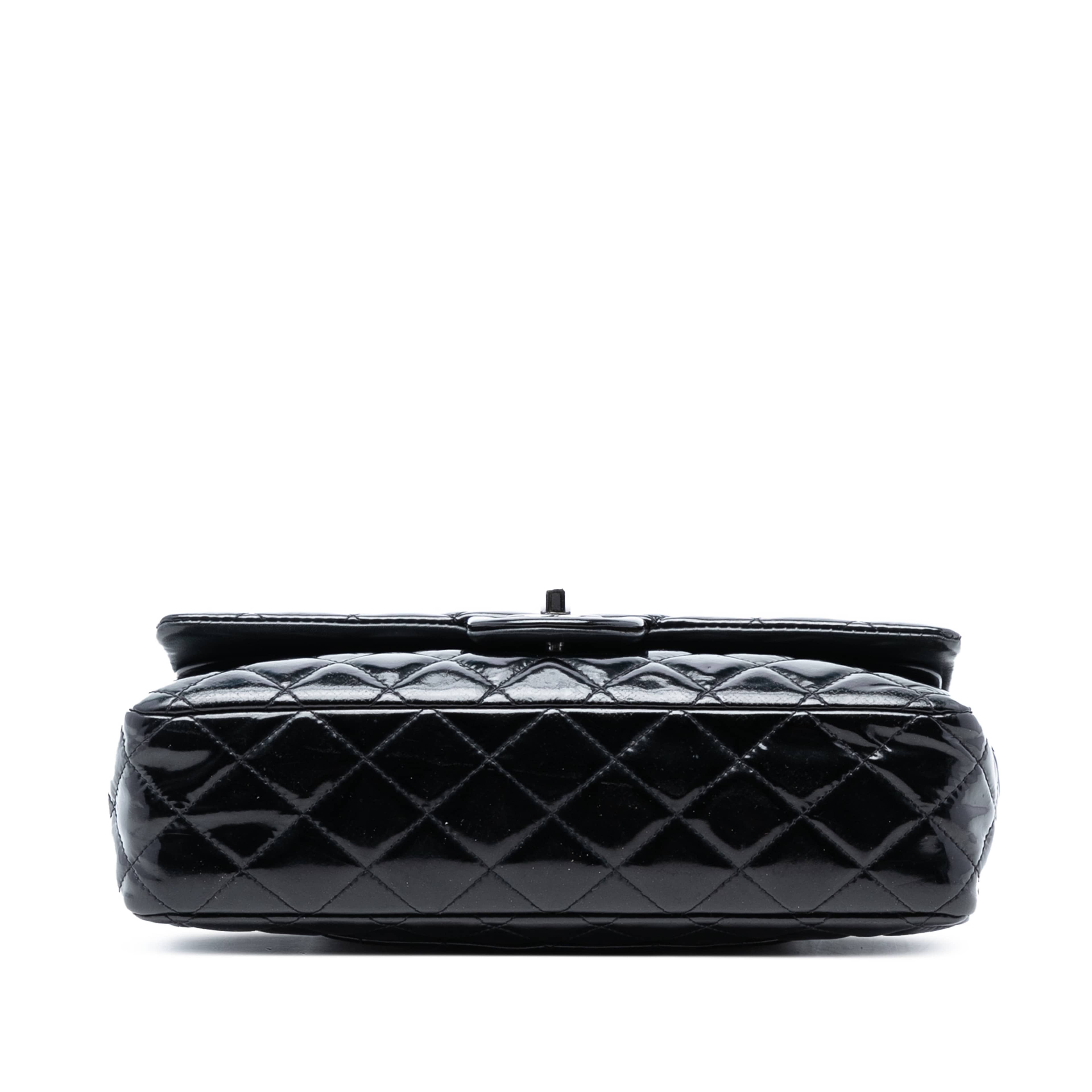 Chanel Medium Classic Patent Double Flap, från Luxclusif, i färgen black. Klicka för att öppna bilden i stort format