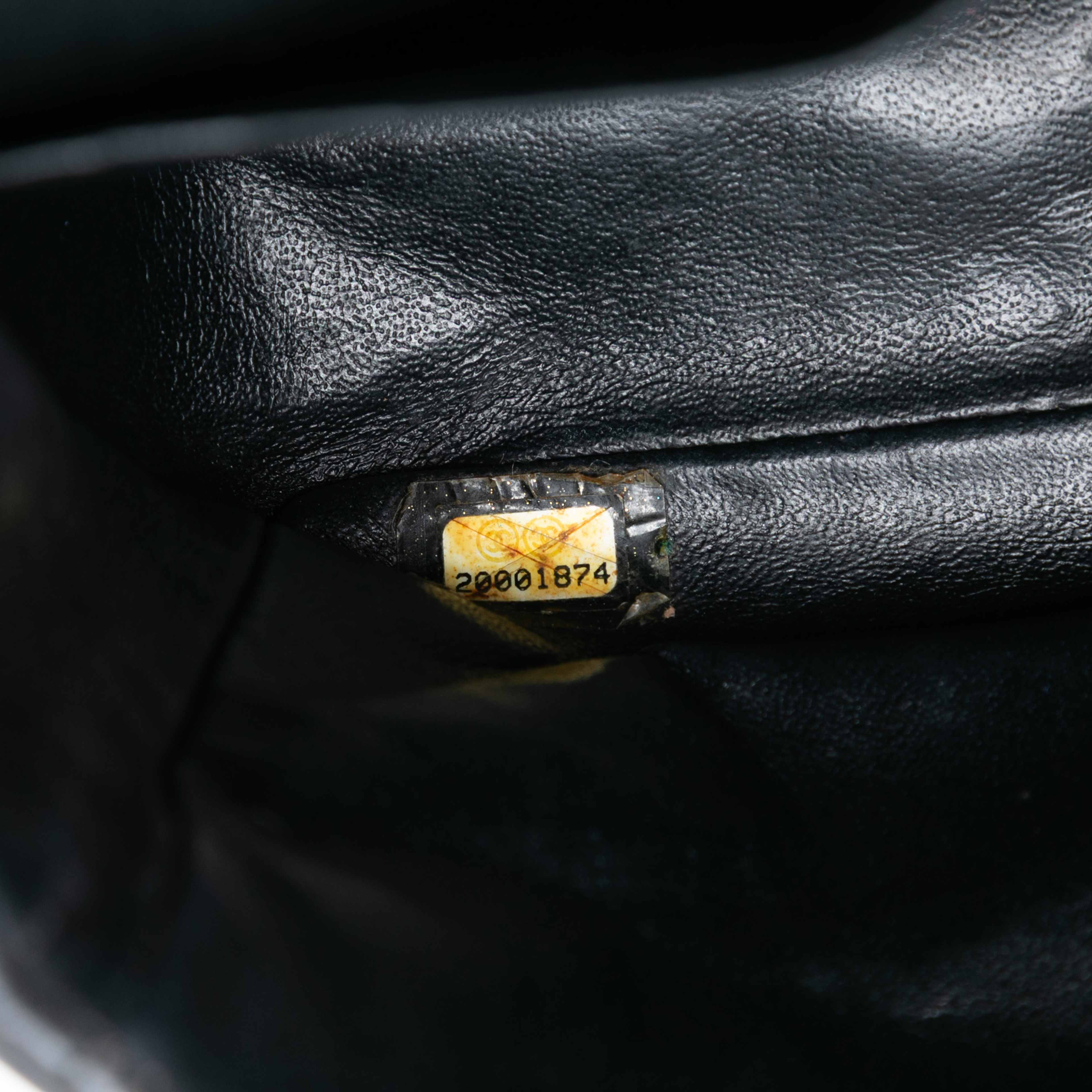 Chanel Medium Classic Patent Double Flap, från Luxclusif, i färgen black. Klicka för att öppna bilden i stort format