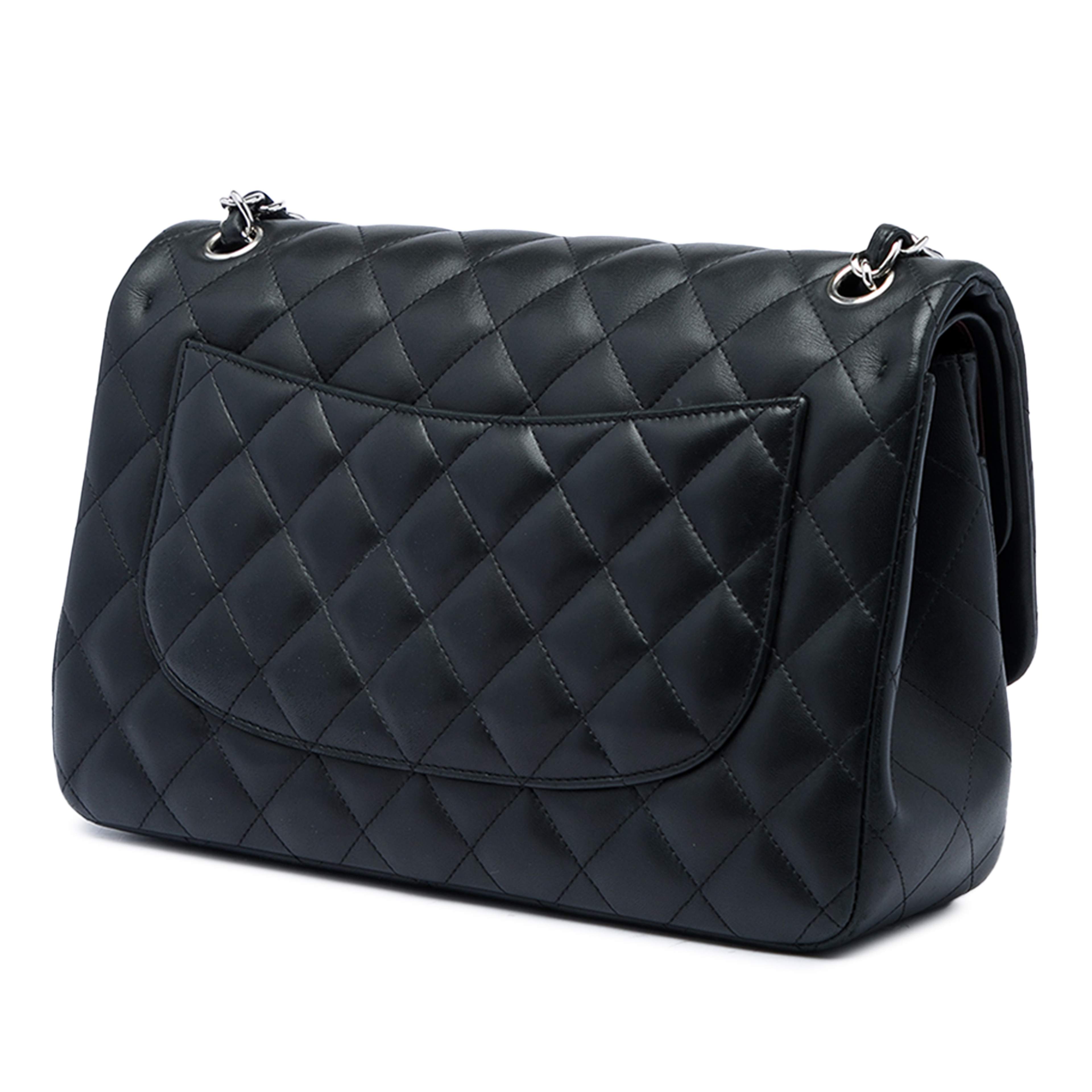 Chanel Jumbo Classic Lambskin Double Flap, från Luxclusif, i färgen svart. Klicka för att öppna bilden i stort format