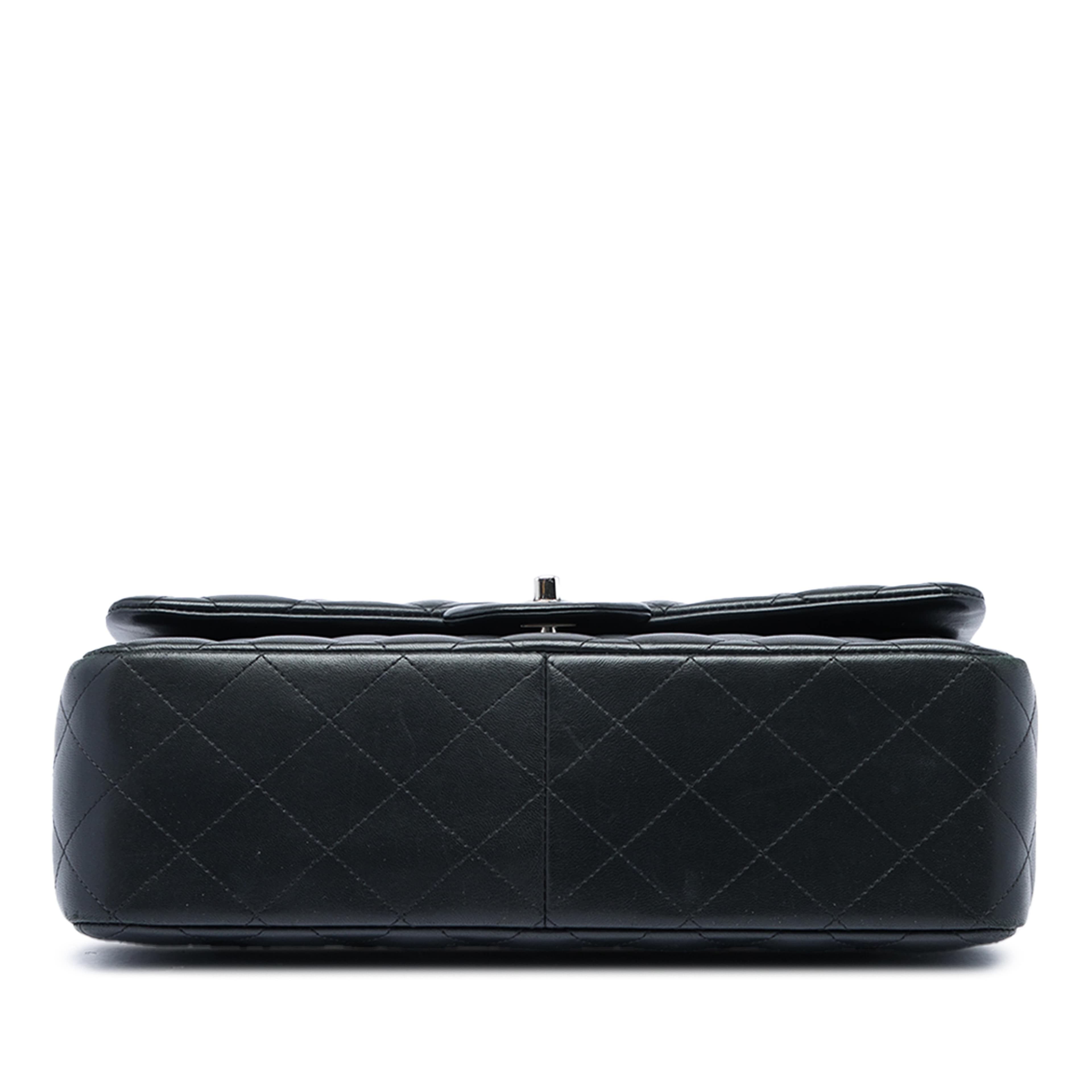 Chanel Jumbo Classic Lambskin Double Flap, från Luxclusif, i färgen svart. Klicka för att öppna bilden i stort format