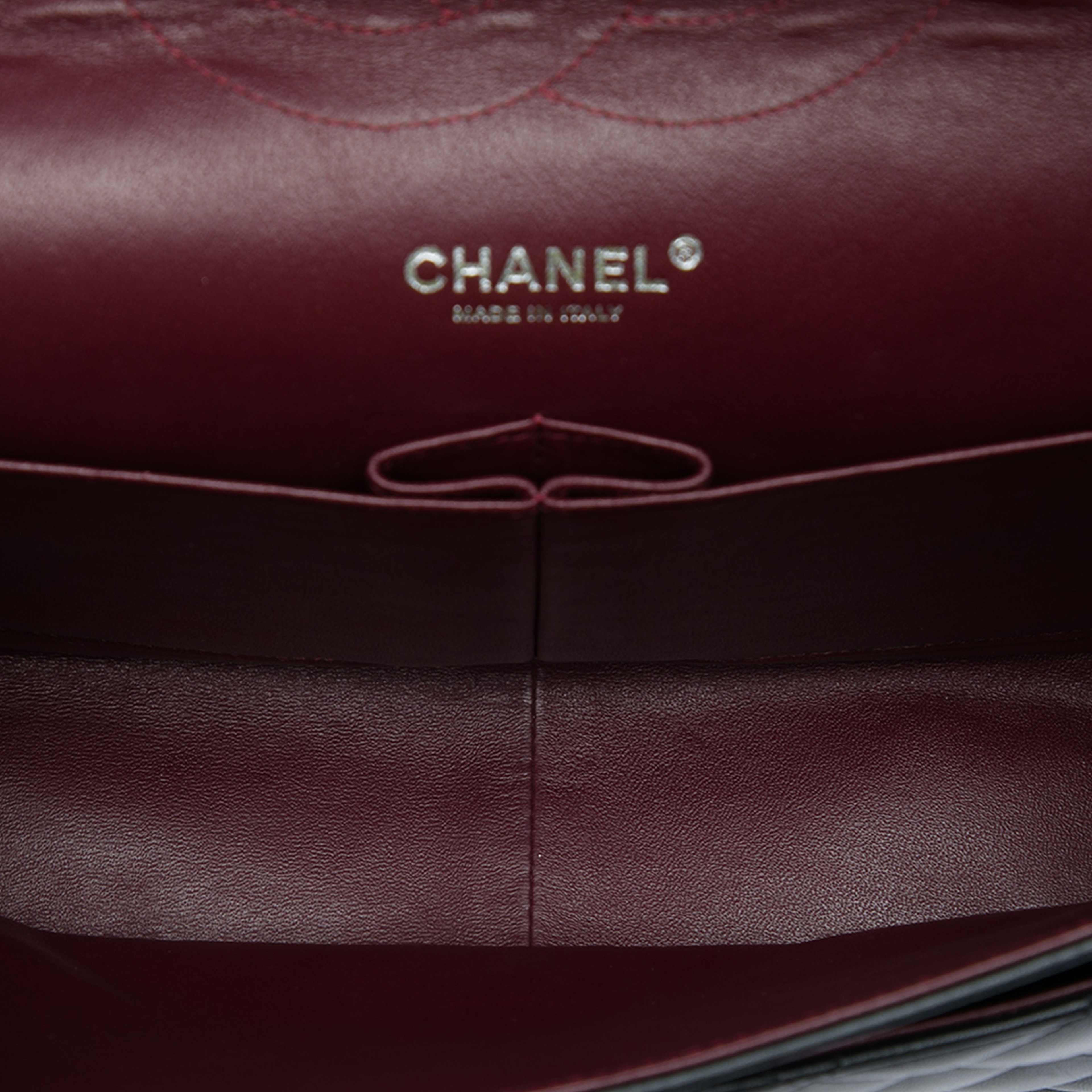 Chanel Jumbo Classic Lambskin Double Flap, från Luxclusif, i färgen svart. Klicka för att öppna bilden i stort format