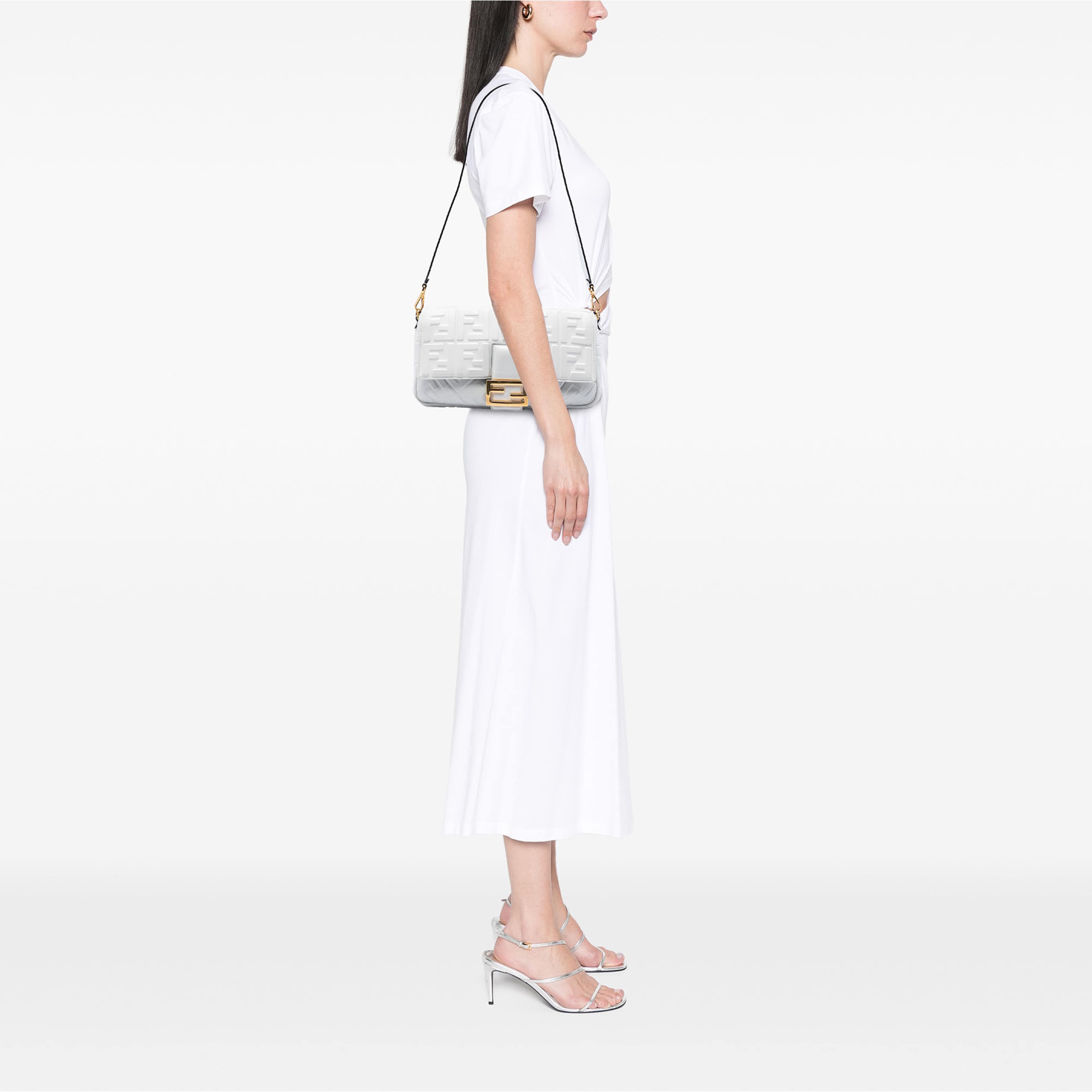 Fendi Large Zucca Embossed Leather Baguette Satchel, från Luxclusif, i färgen white. Klicka för att öppna bilden i stort format