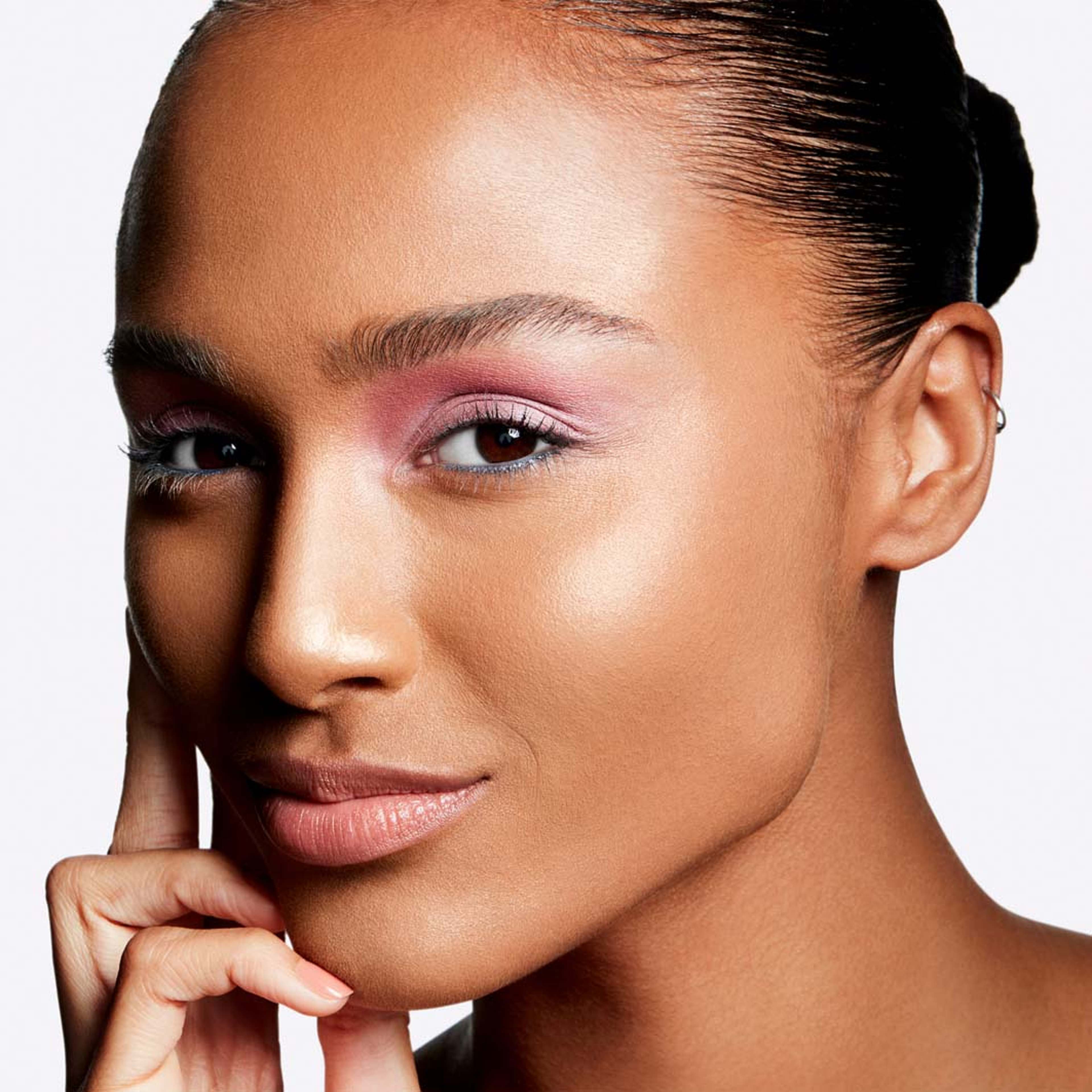Mineralize Skinfinish, från MAC Cosmetics, i färgen Gold Deposit. Klicka för att öppna bilden i stort format