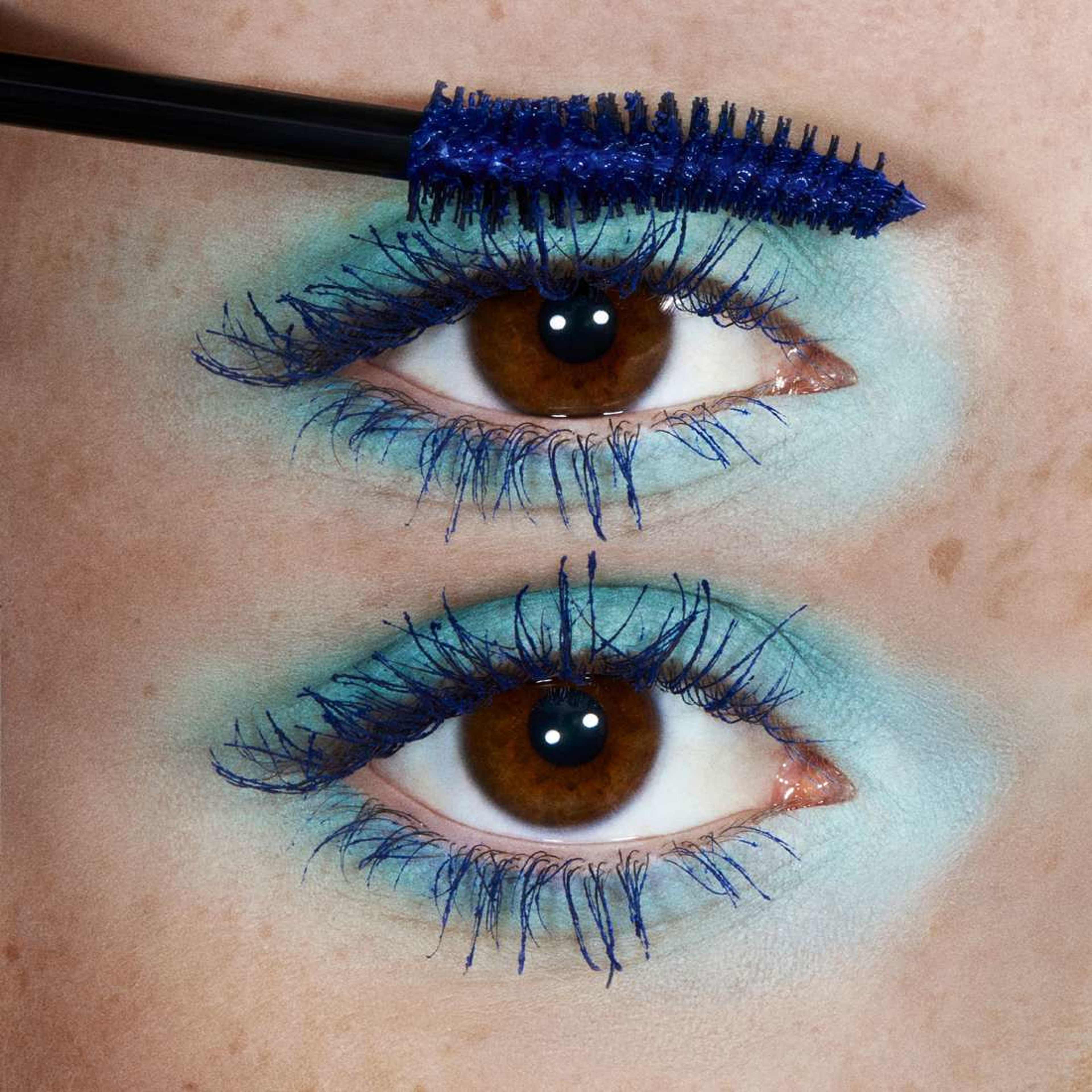Macstack Elevated Blue Mascara, från MAC Cosmetics, i färgen Denim Stack. Klicka för att öppna bilden i stort format