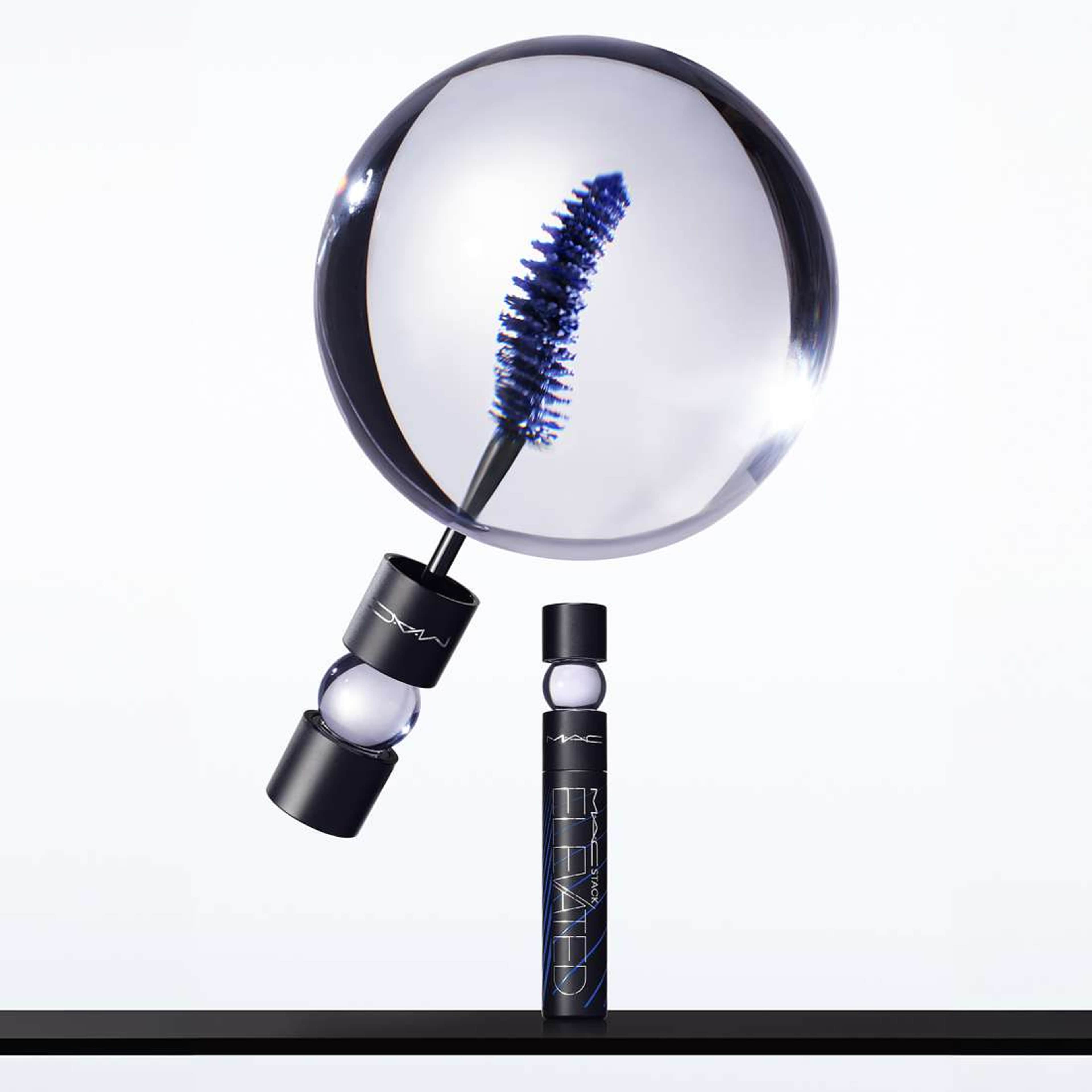 Macstack Elevated Blue Mascara, från MAC Cosmetics, i färgen Denim Stack. Klicka för att öppna bilden i stort format