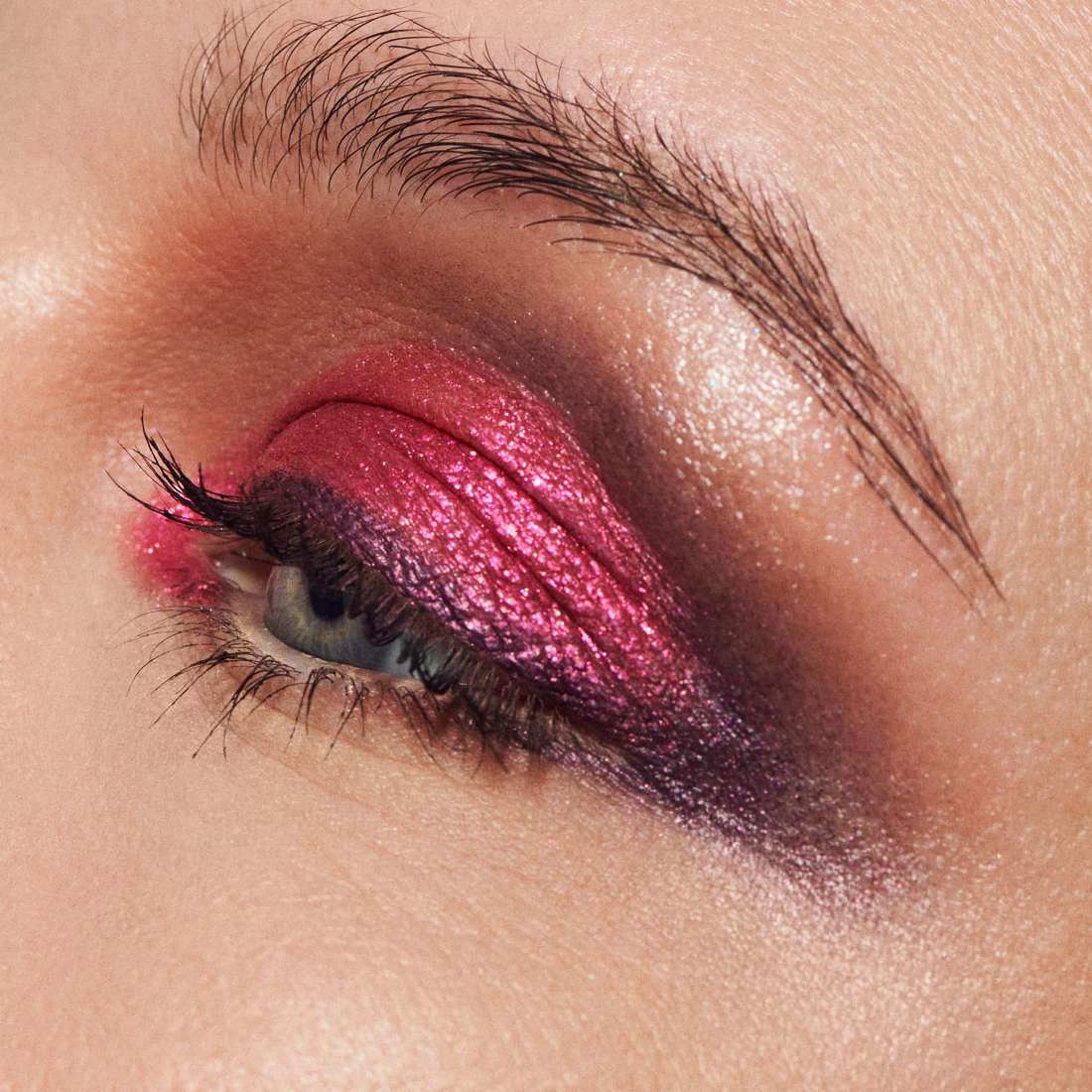 Dazzleshadow Liquid, från MAC Cosmetics, i färgen Fuchsia Future. Klicka för att öppna bilden i stort format