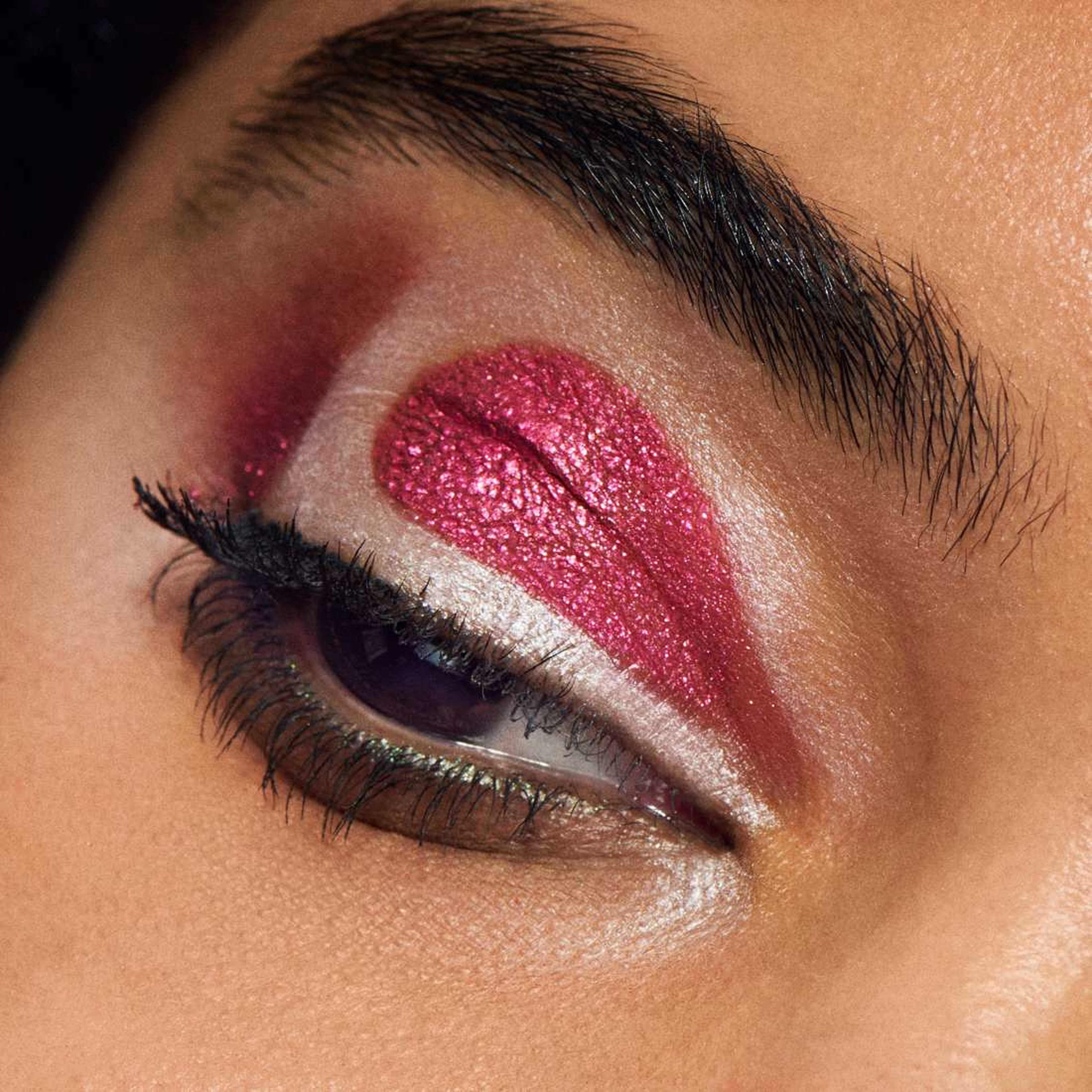 Dazzleshadow Liquid, från MAC Cosmetics, i färgen Fuchsia Future. Klicka för att öppna bilden i stort format